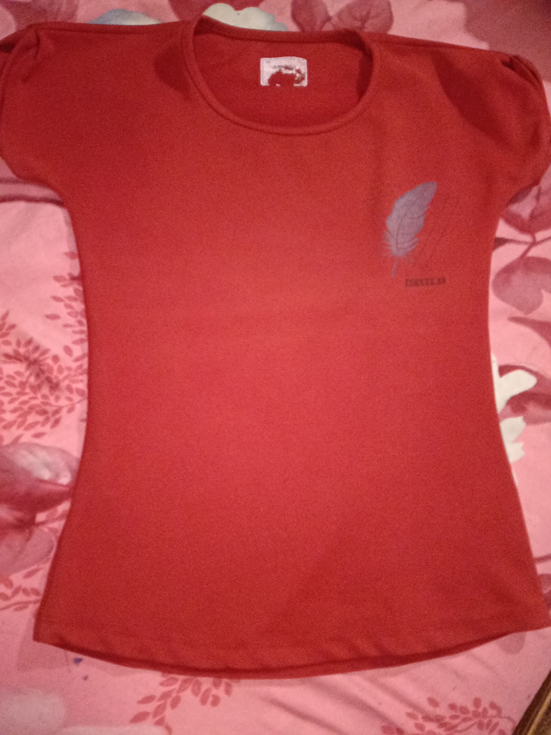 Red teashirt for girls, size - 36 — pre-loved Tops on Slayyitt