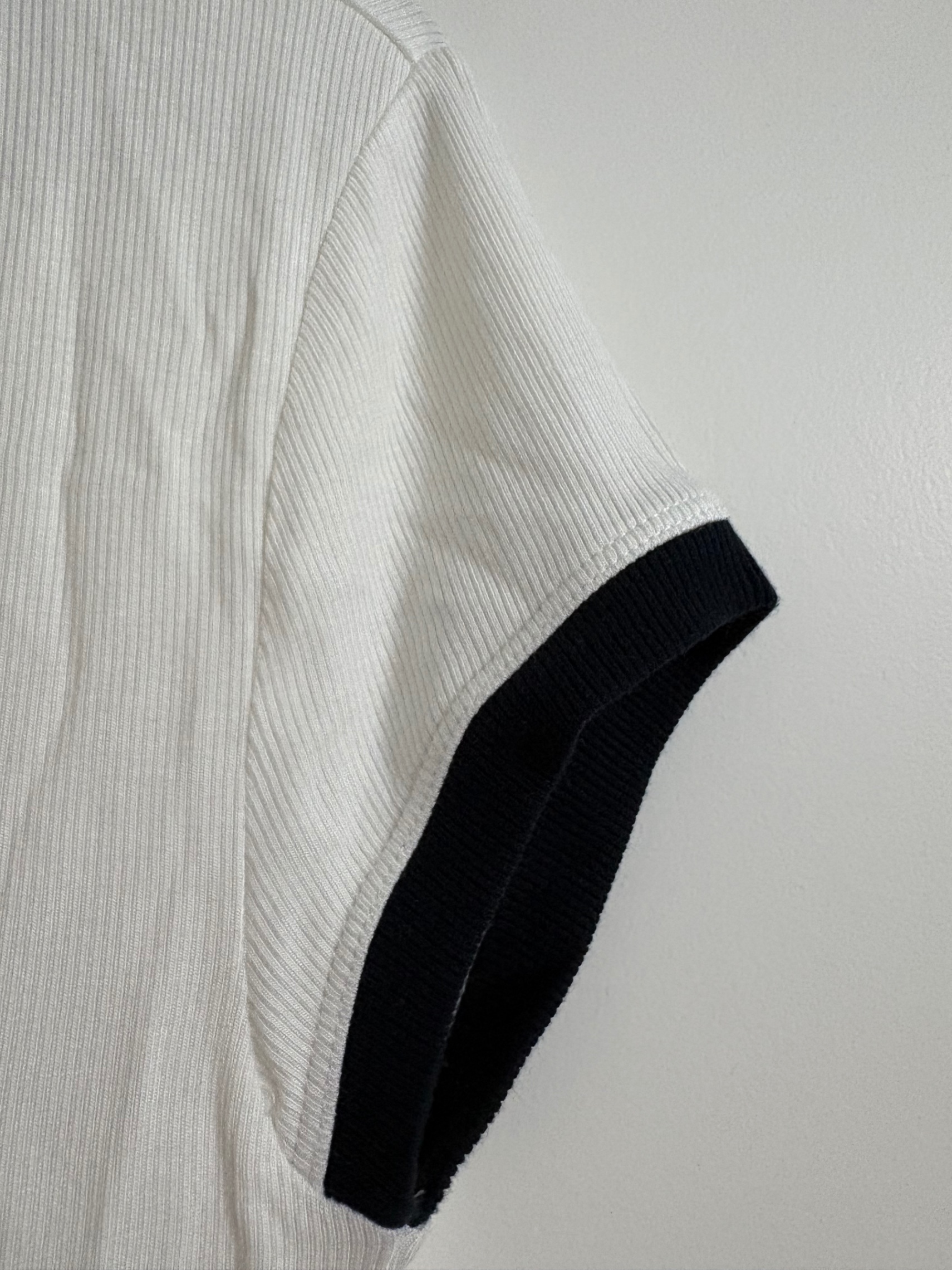 Zara White Ribbed V-Neck T-Shirt with tag — pre-loved Tops on Slayyitt