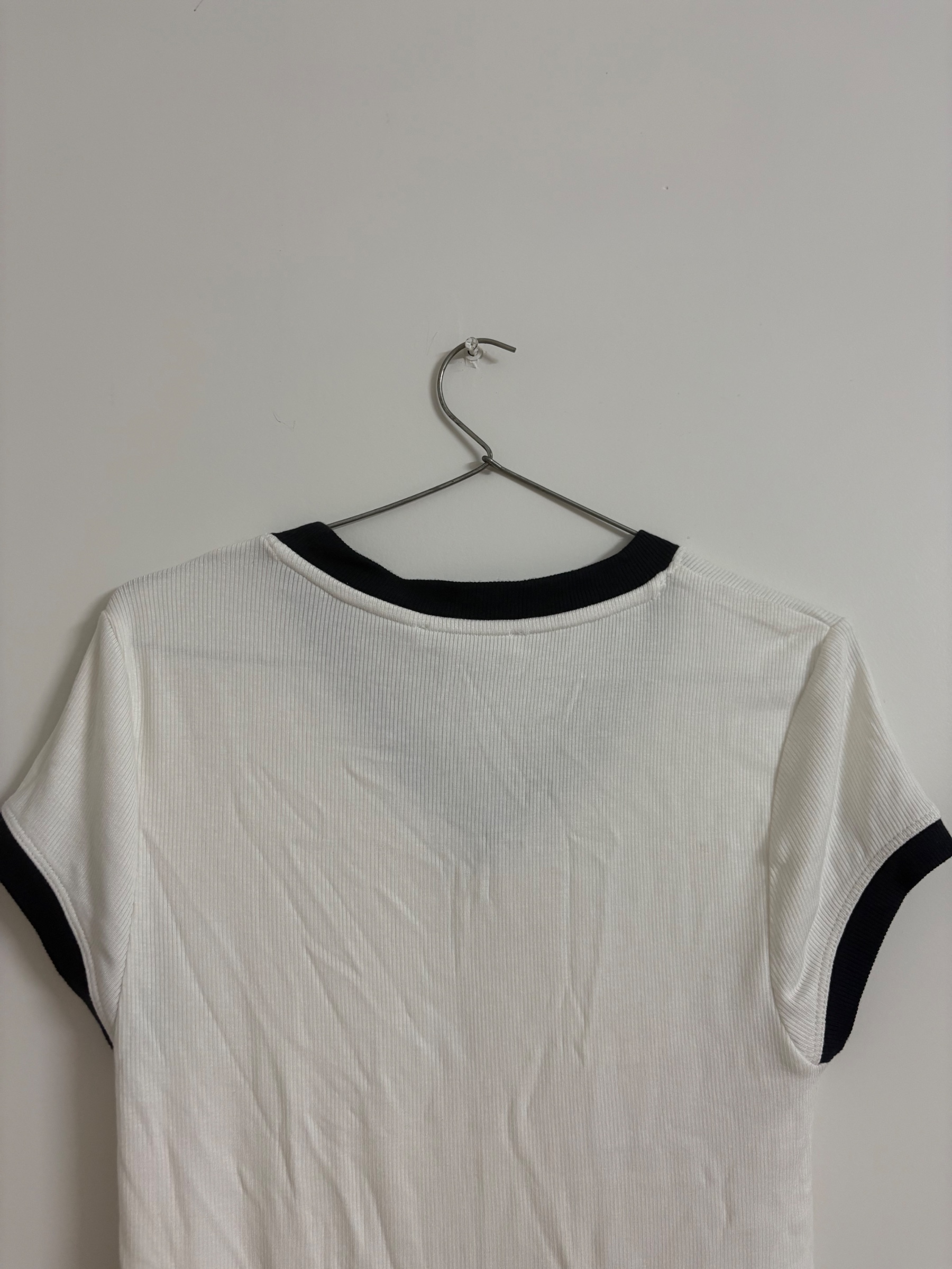 Zara White Ribbed V-Neck T-Shirt with tag — pre-loved Tops on Slayyitt