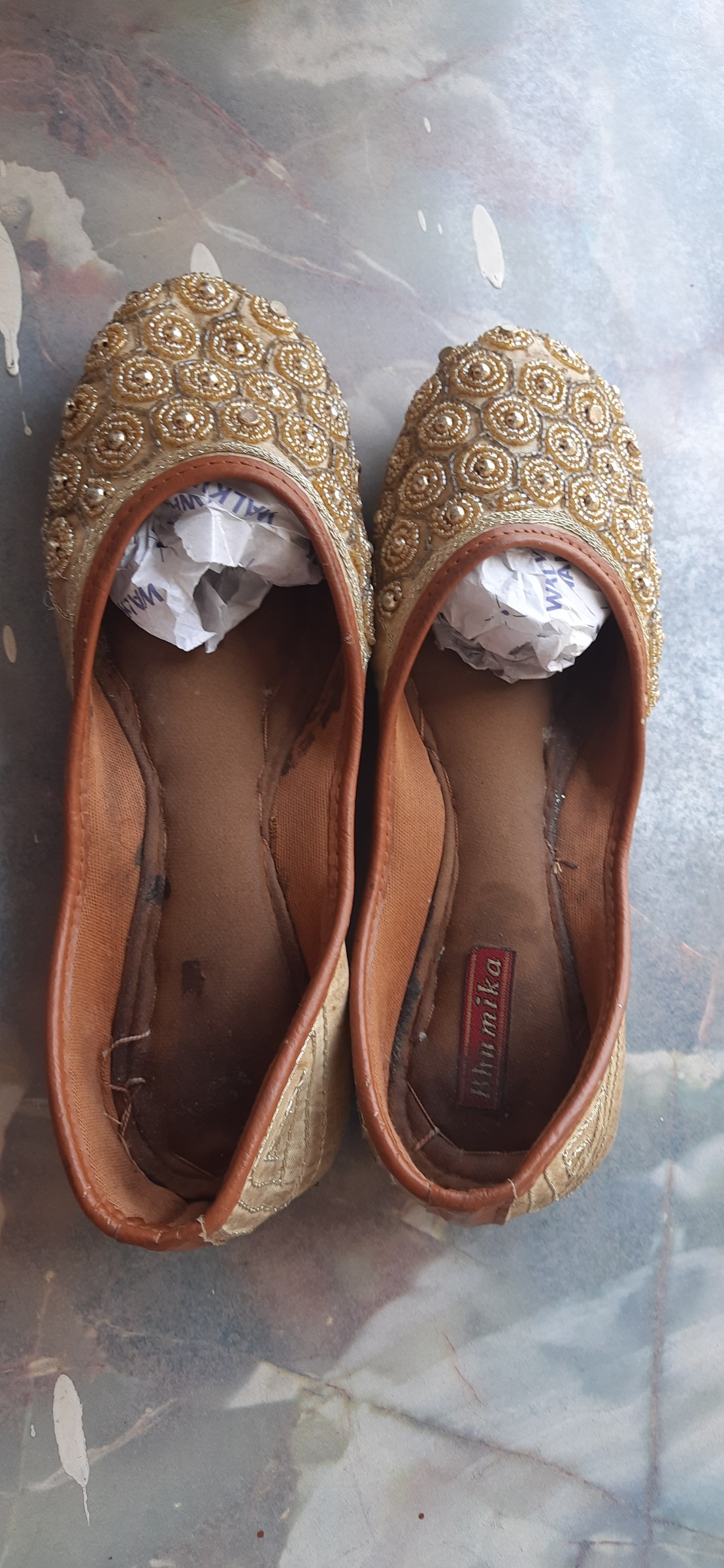Golden mojaris — pre-loved Footwear on Slayyitt