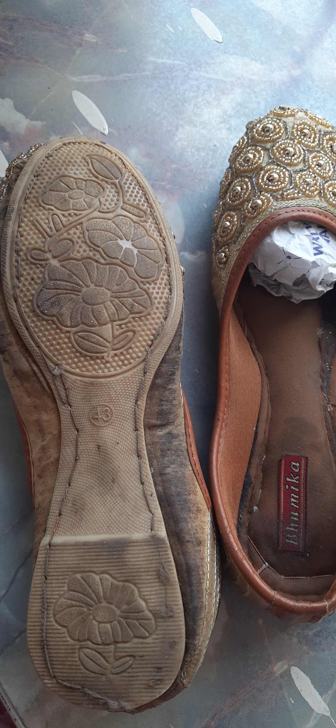 Golden mojaris — pre-loved Footwear on Slayyitt