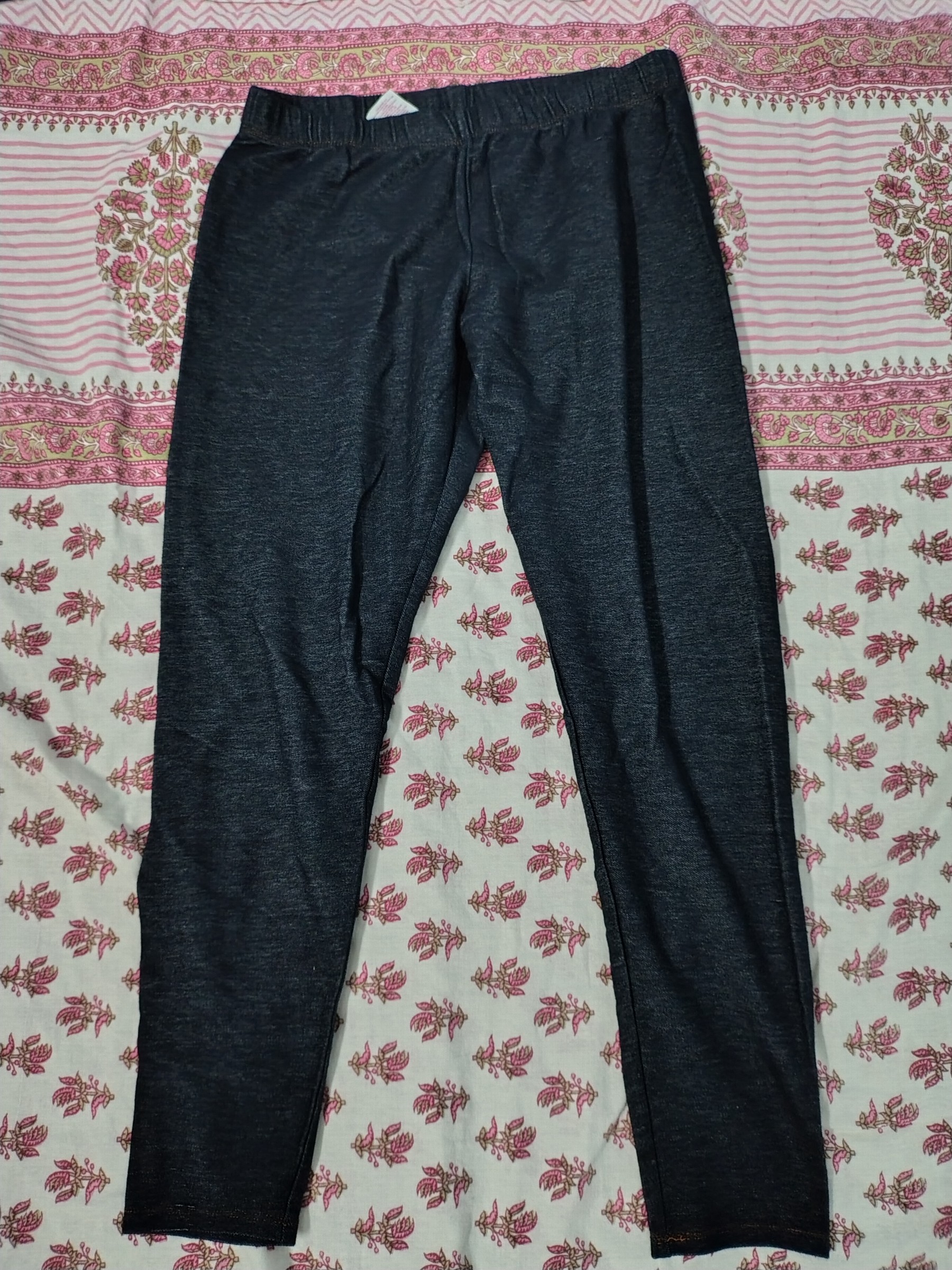 Leggings made in Vietnam Size M — pre-loved Bottoms on Slayyitt