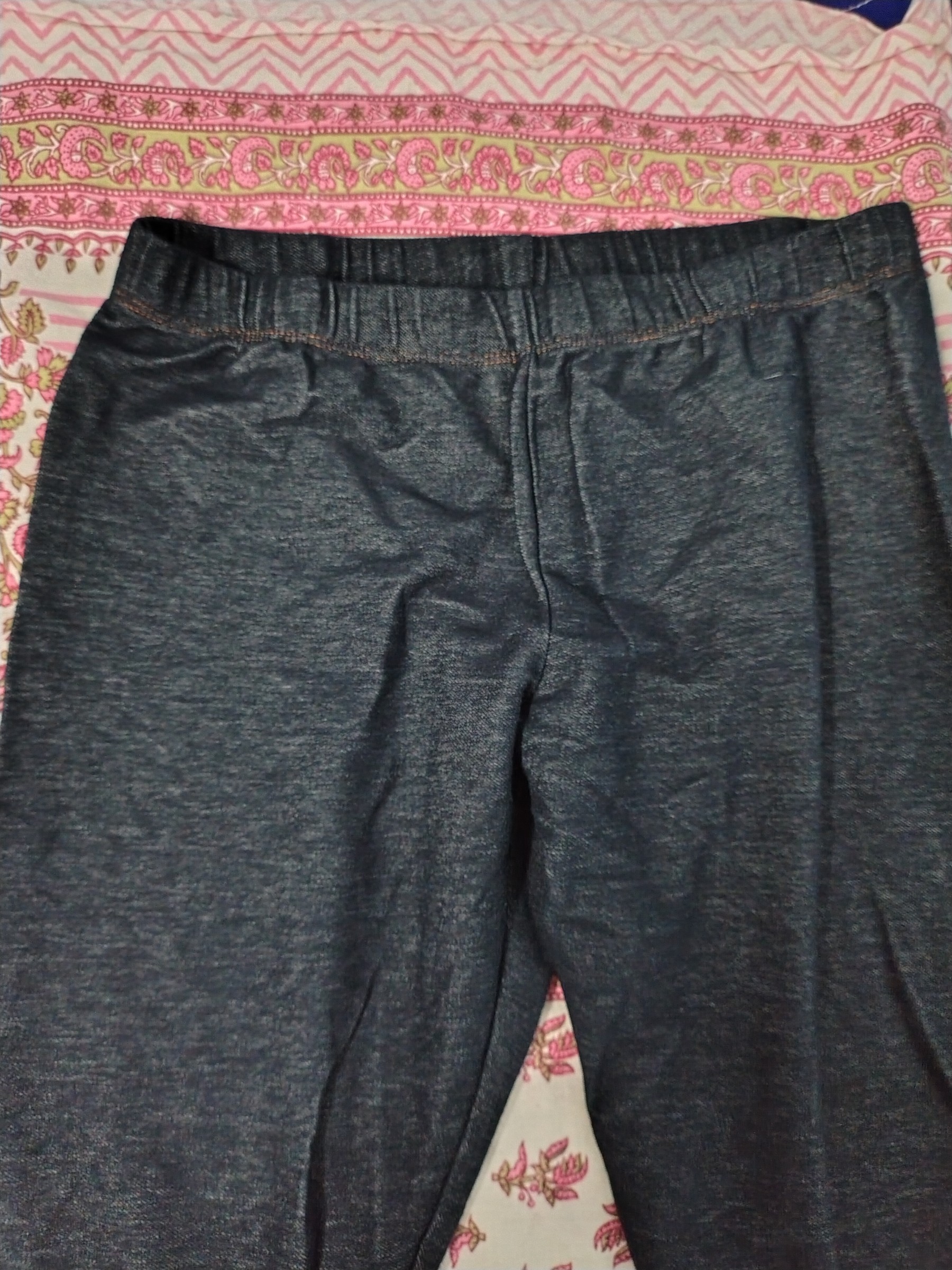 Leggings made in Vietnam Size M — pre-loved Bottoms on Slayyitt