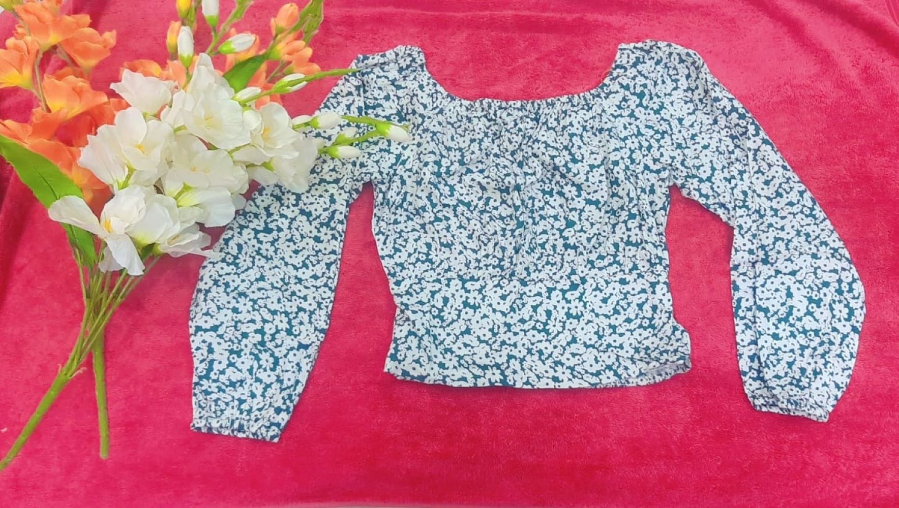 See Green & White Floral Crop Top With Full Sleeves — pre-loved Tops on Slayyitt