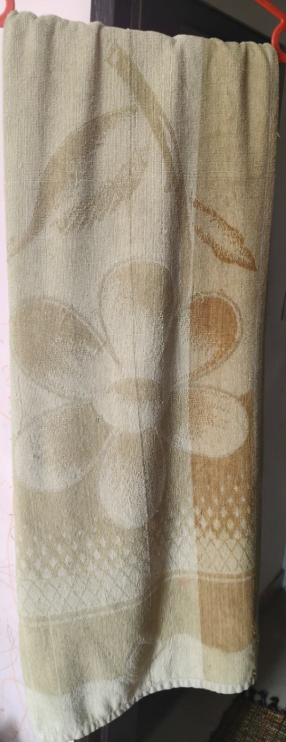 Full size towel — pre-loved Loungewear / Nightwear on Slayyitt
