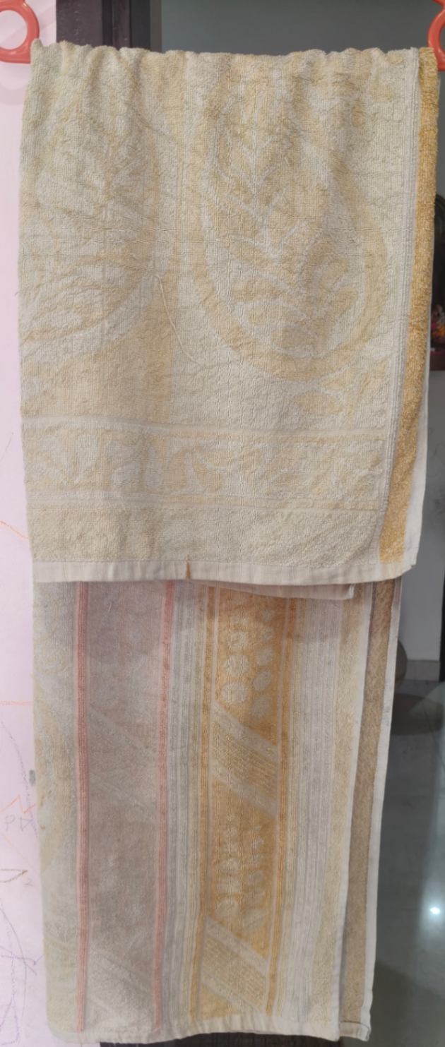 Full size towel — pre-loved Loungewear / Nightwear on Slayyitt