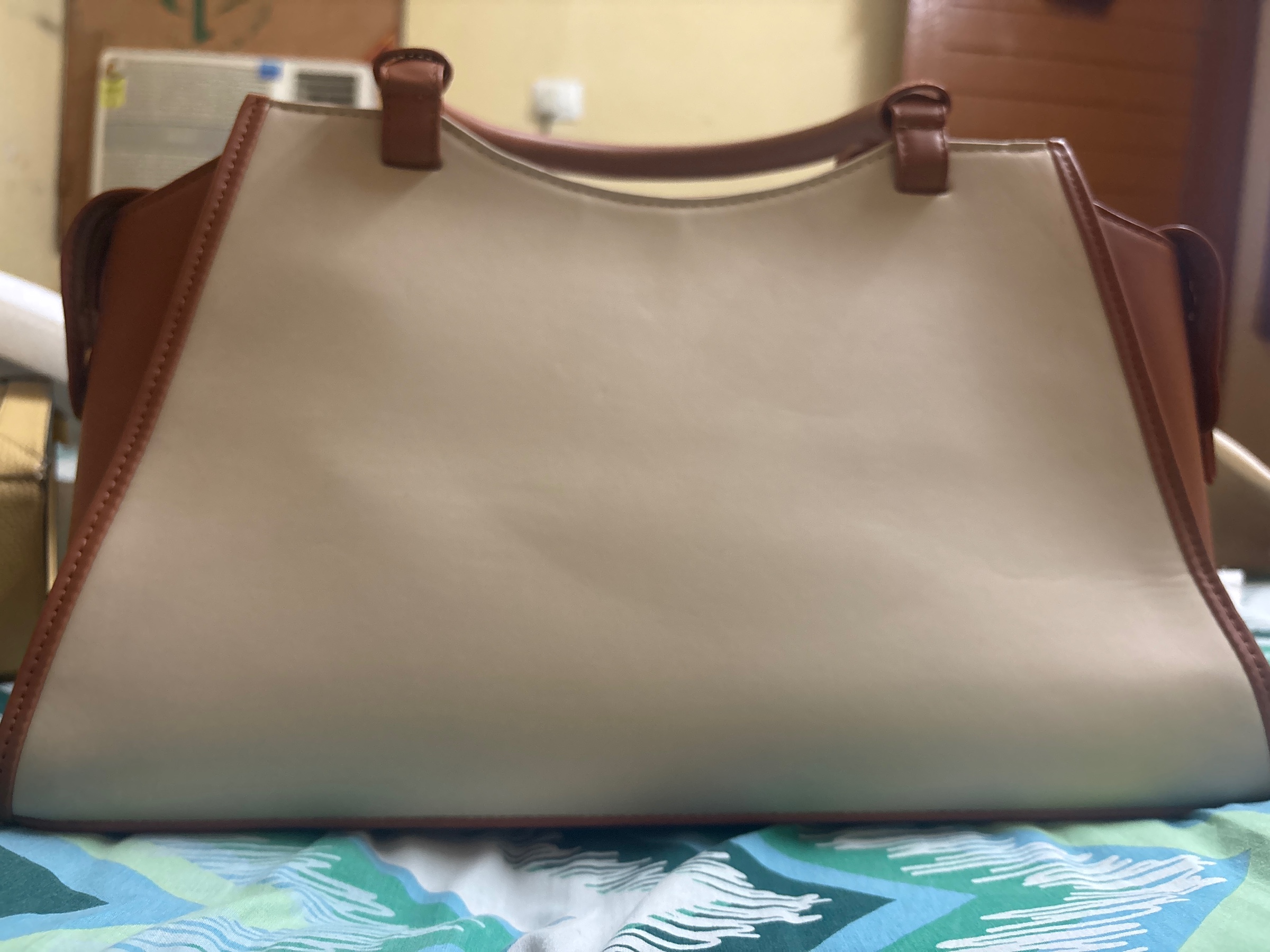 Carlton London tan/beige bag — pre-loved Seasonal Categories on Slayyitt