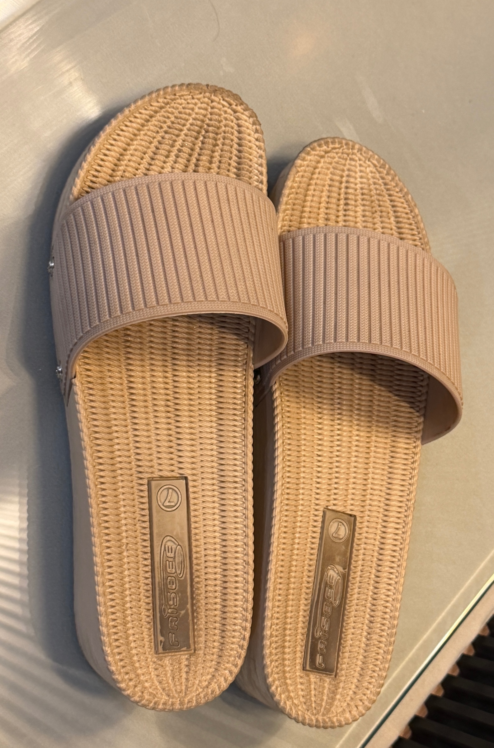 Comfortable beige slides — pre-loved Footwear on Slayyitt