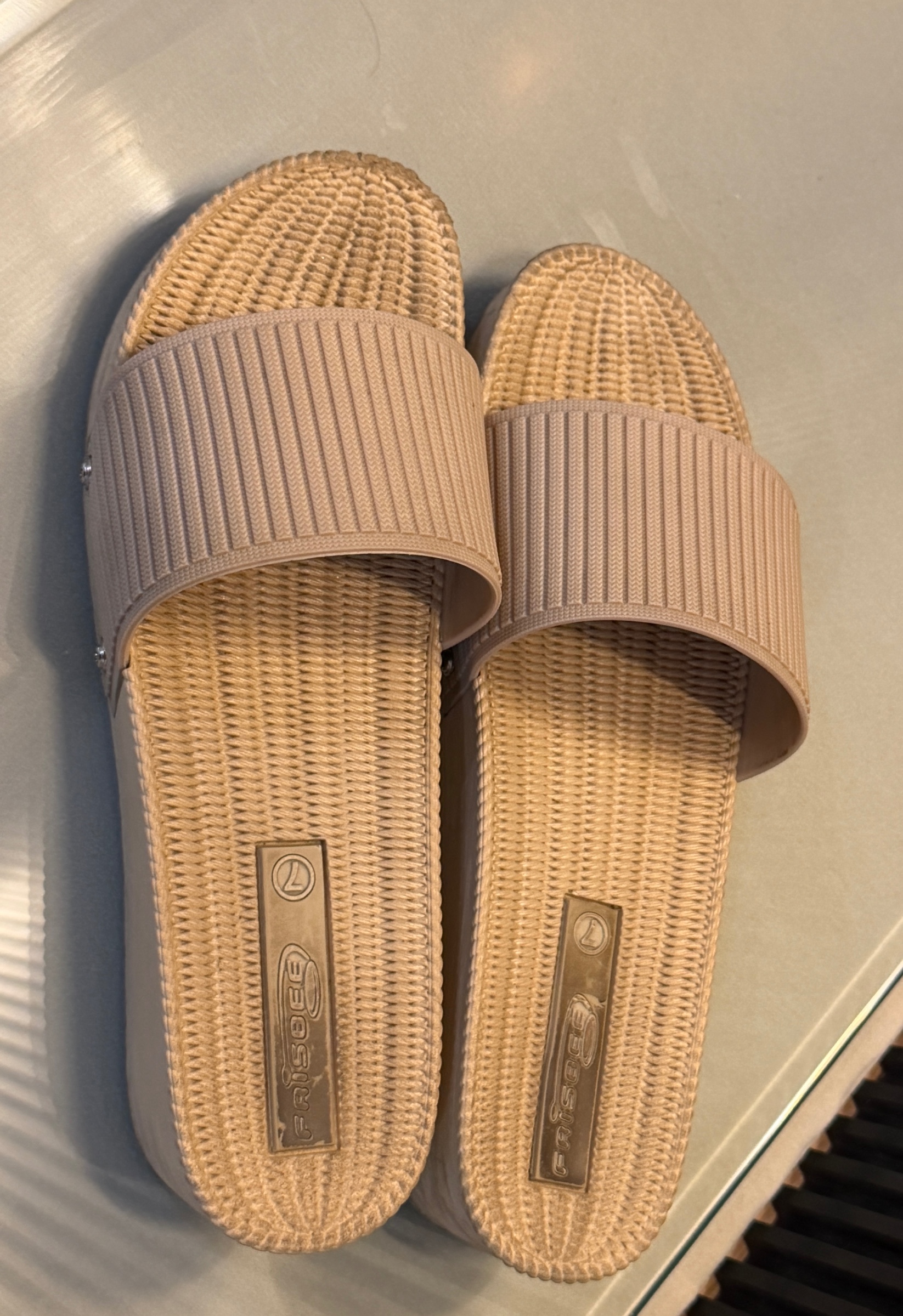 Comfortable beige slides — pre-loved Footwear on Slayyitt
