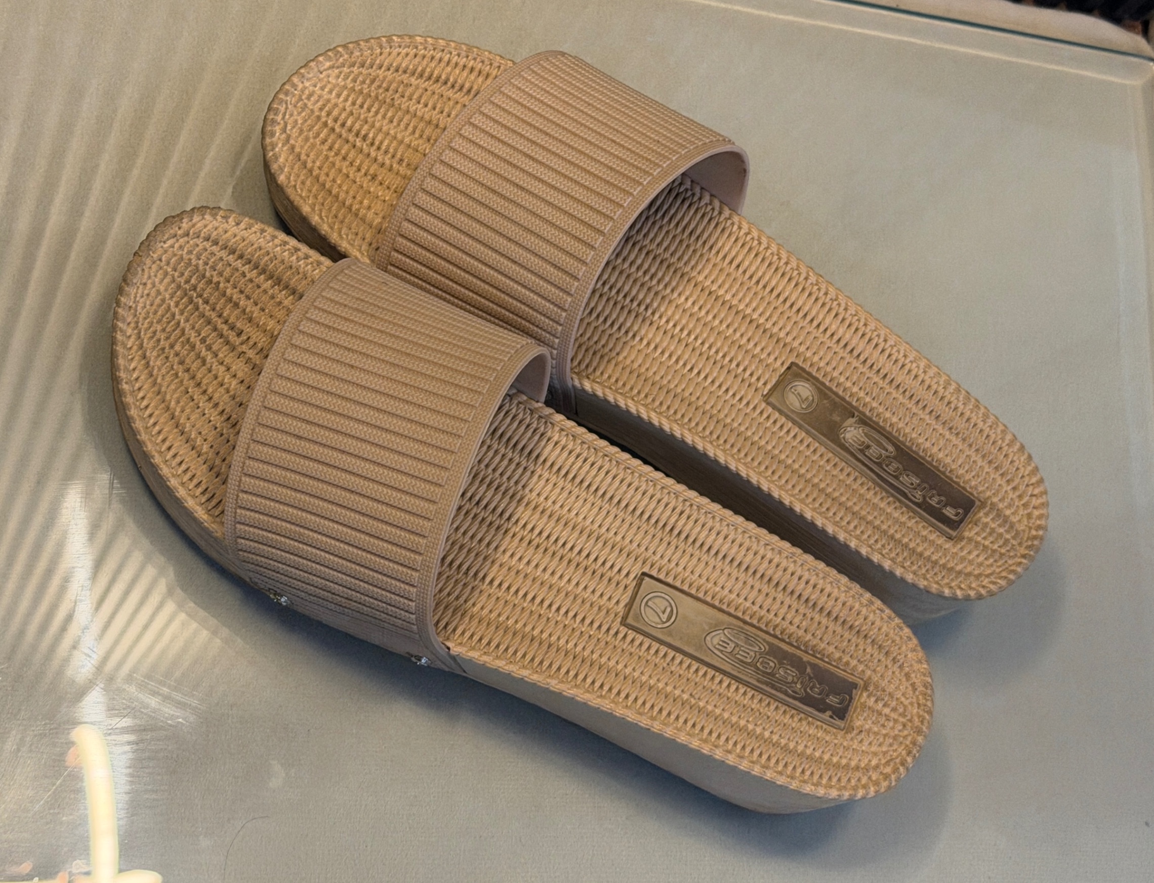 Comfortable beige slides — pre-loved Footwear on Slayyitt