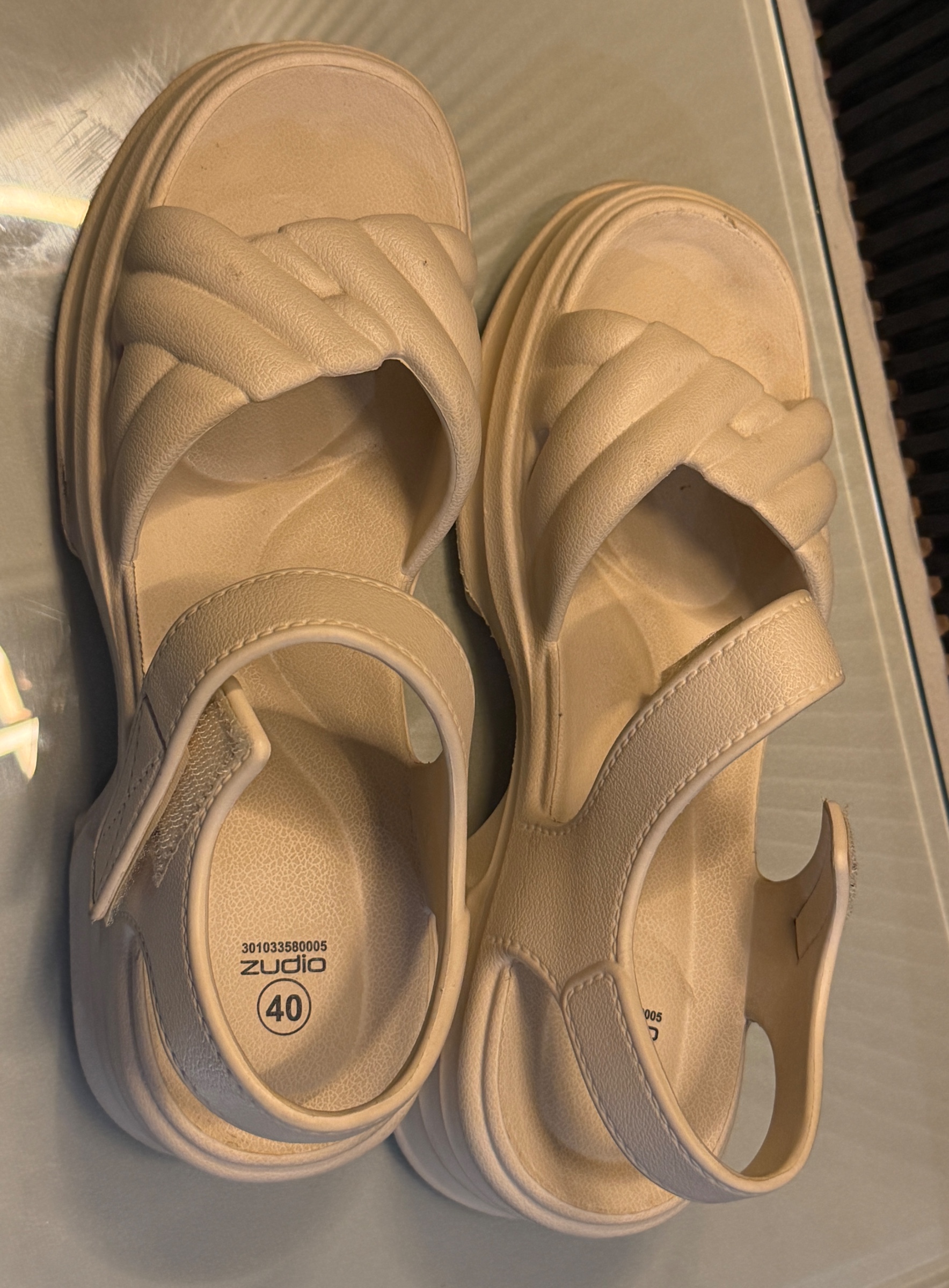 Chic padded strap platform slides — pre-loved Footwear on Slayyitt