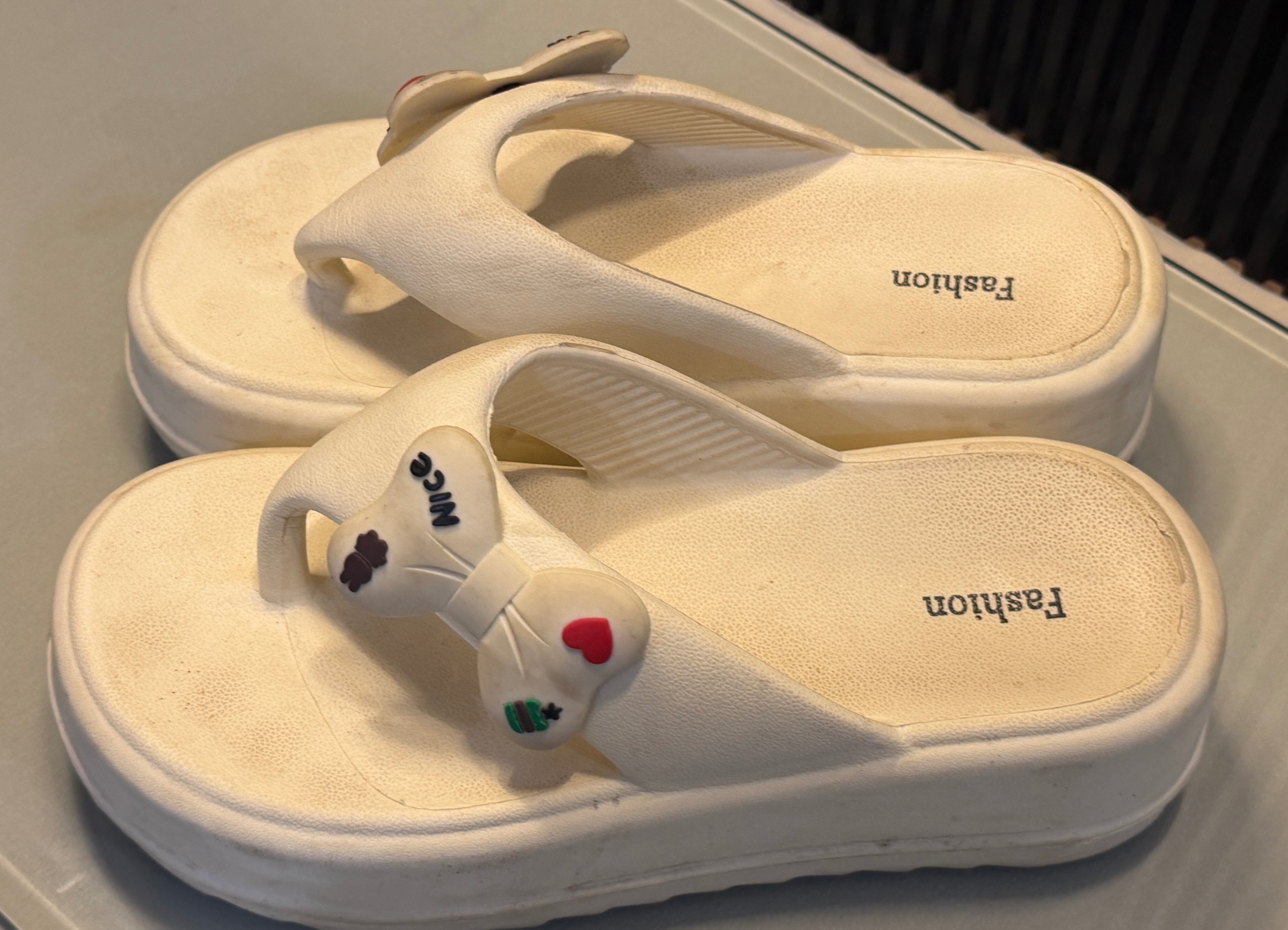 Cute flip flops with bow — pre-loved Footwear on Slayyitt