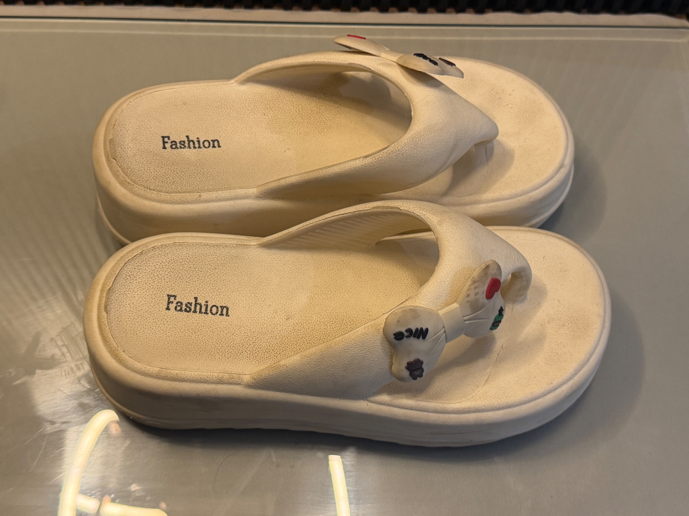 Cute flip flops with bow — pre-loved Footwear on Slayyitt