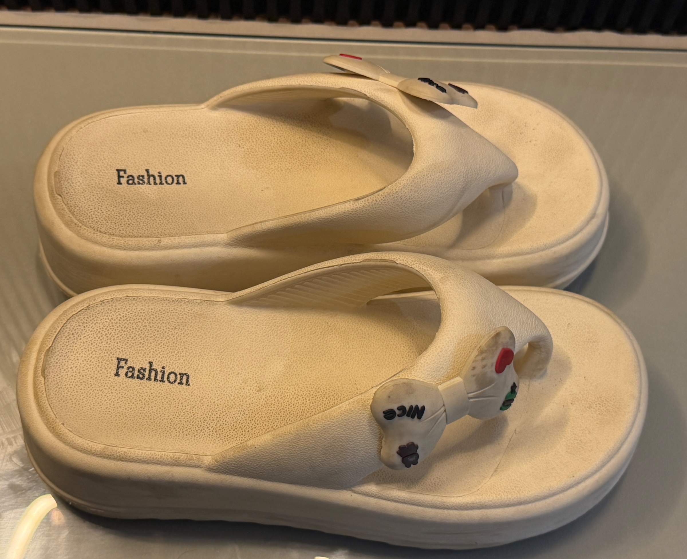Cute flip flops with bow — pre-loved Footwear on Slayyitt