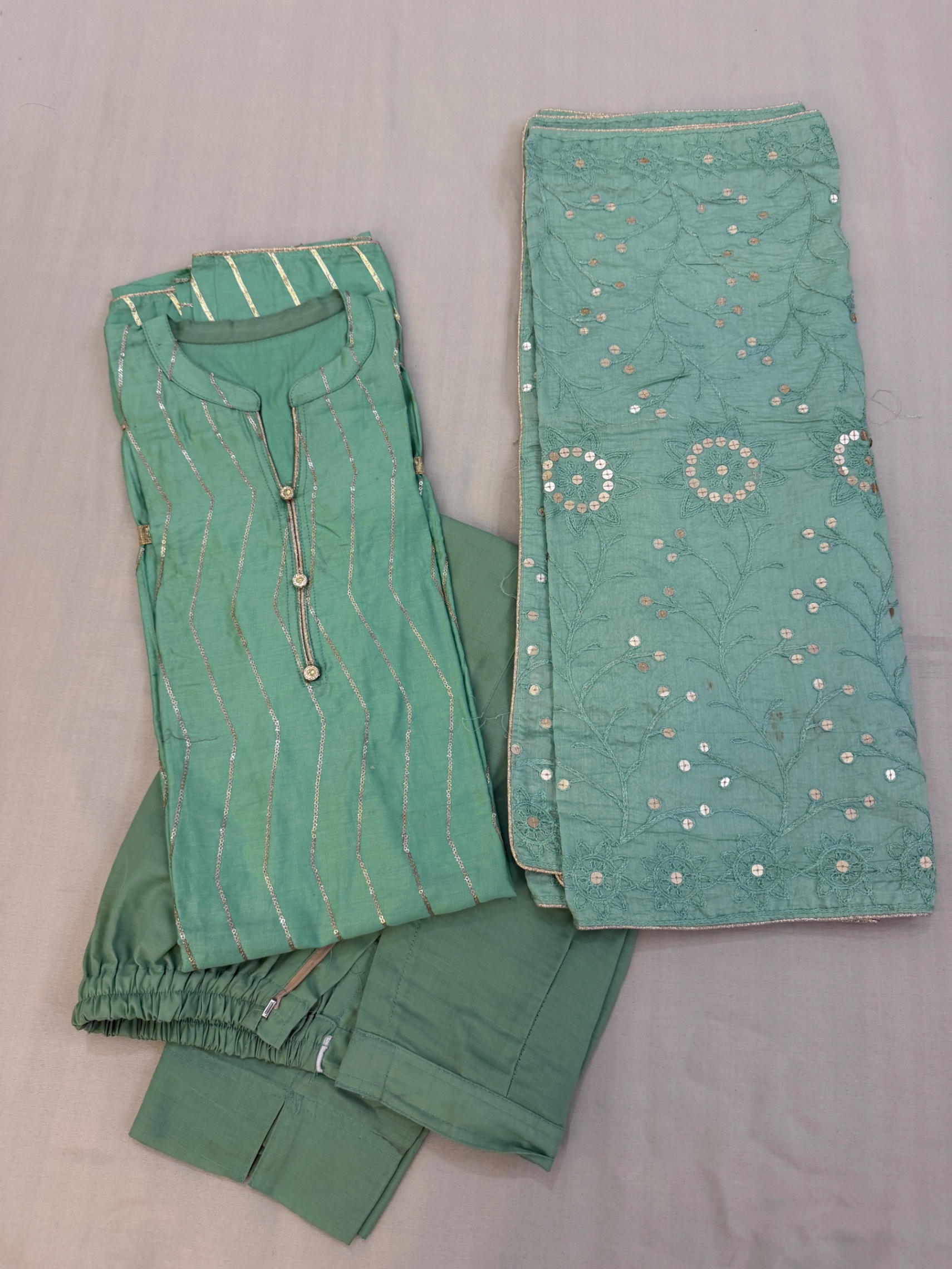 Green suit with dupatta — pre-loved Ethnic Wear on Slayyitt