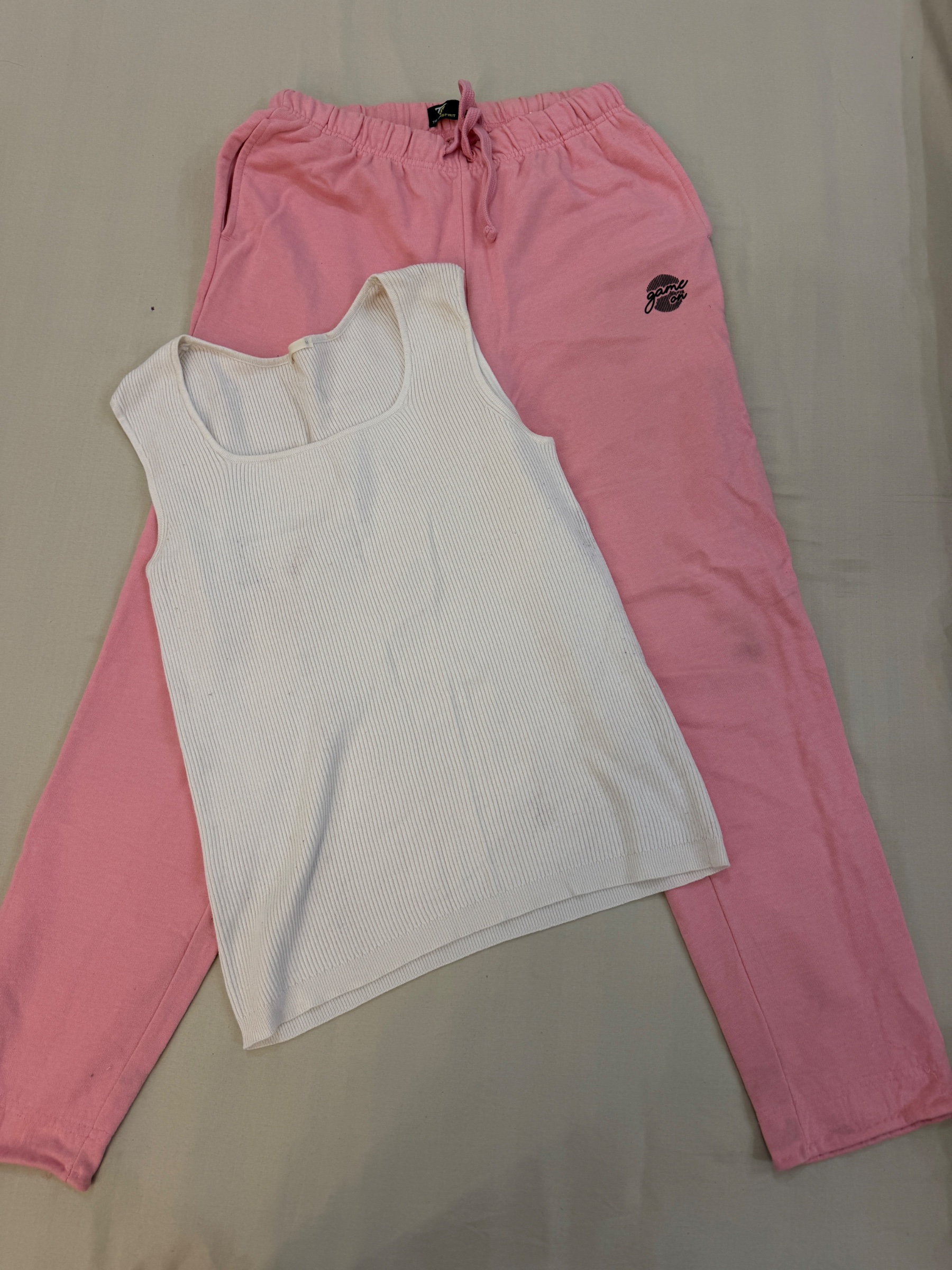 White cute top with joggers — pre-loved Activewear / Sportswear on Slayyitt