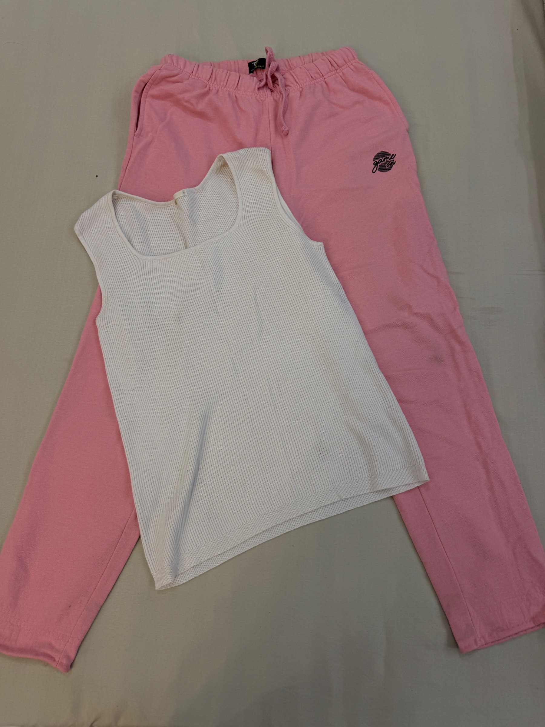 White cute top with joggers — pre-loved Activewear / Sportswear on Slayyitt