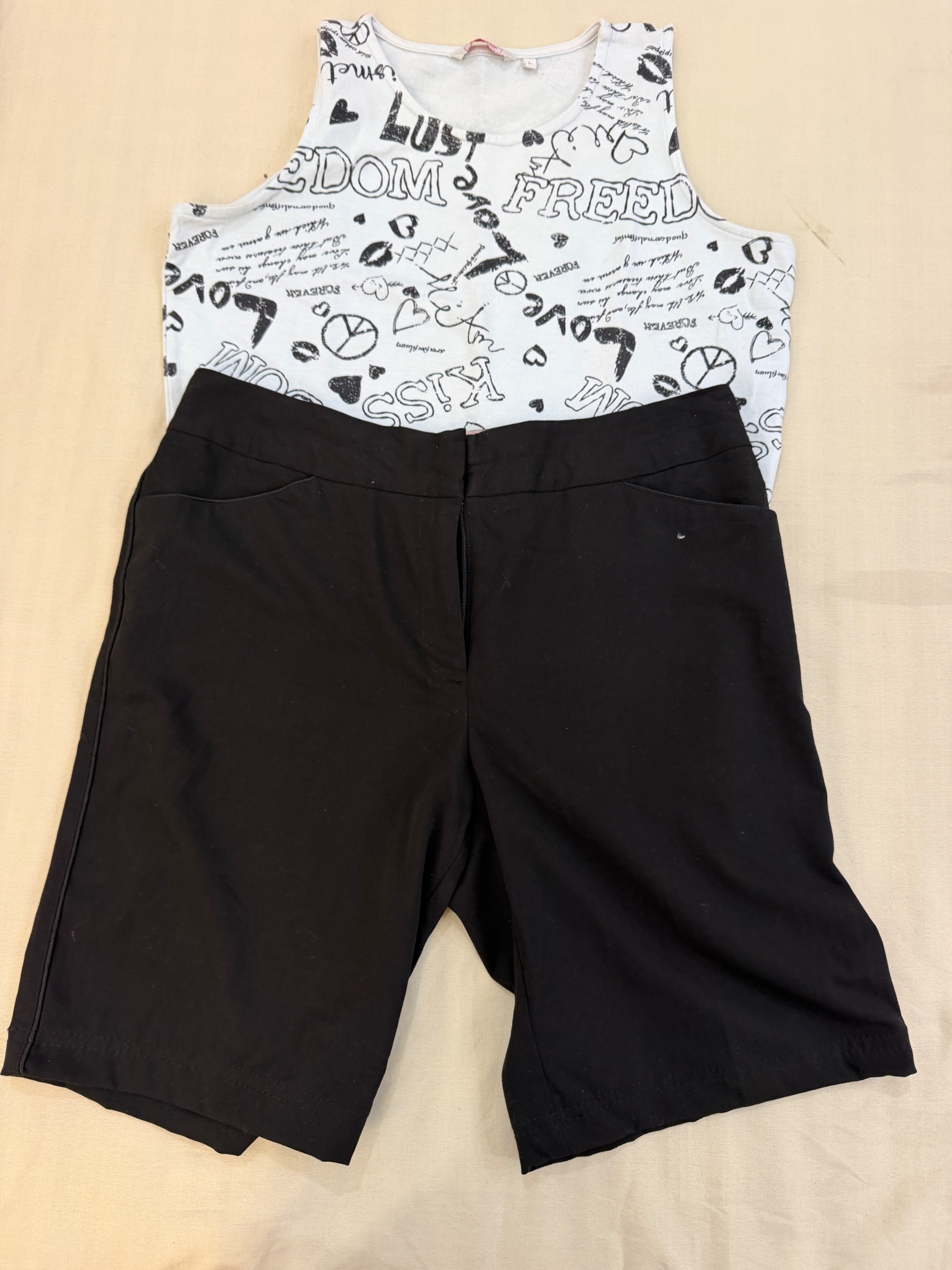 Cute top with jorts — pre-loved Loungewear / Nightwear on Slayyitt