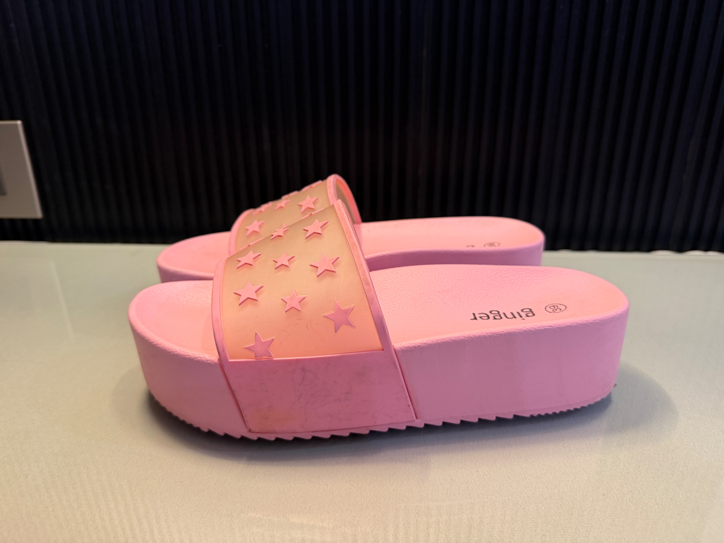 Star sliders — pre-loved Footwear on Slayyitt