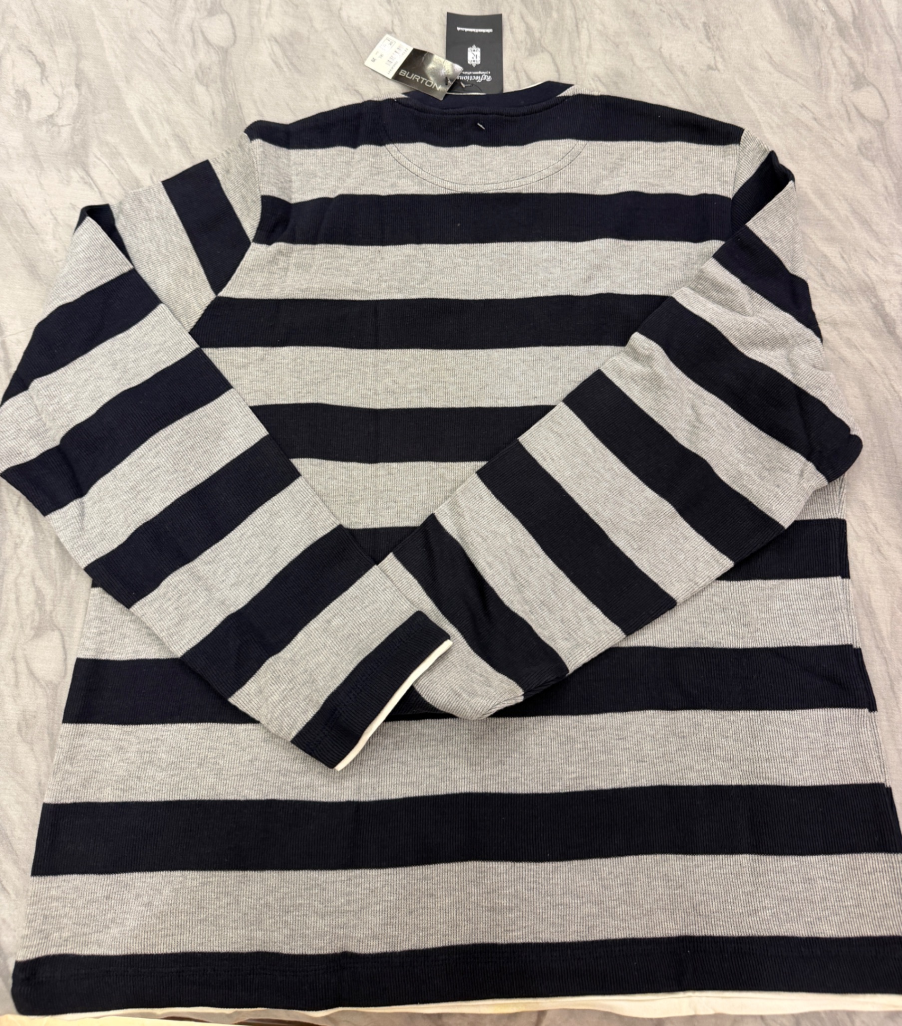 Men’s sweatshirt — pre-loved Outerwear on Slayyitt