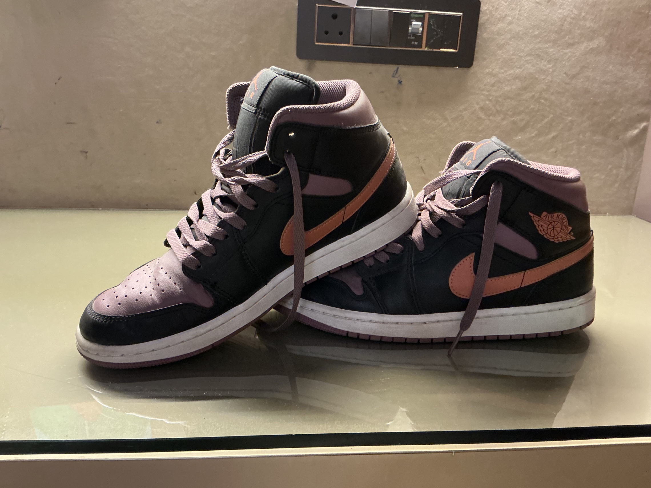 Air Jordan 1 se mid — pre-loved Footwear on Slayyitt