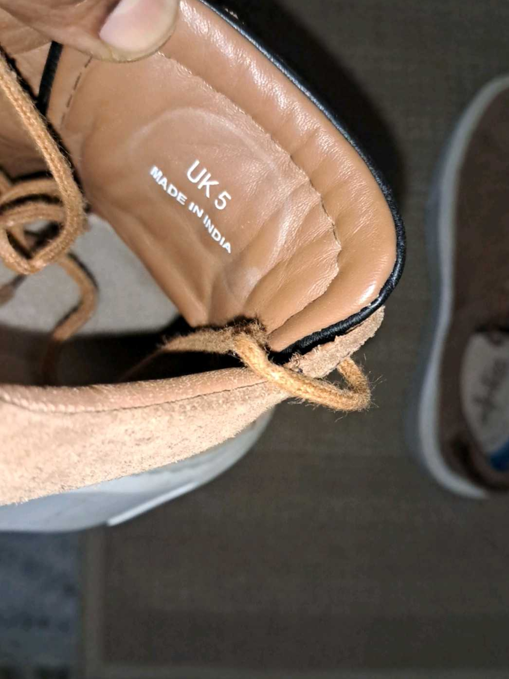 Clarks leather sneakers — pre-loved Footwear on Slayyitt