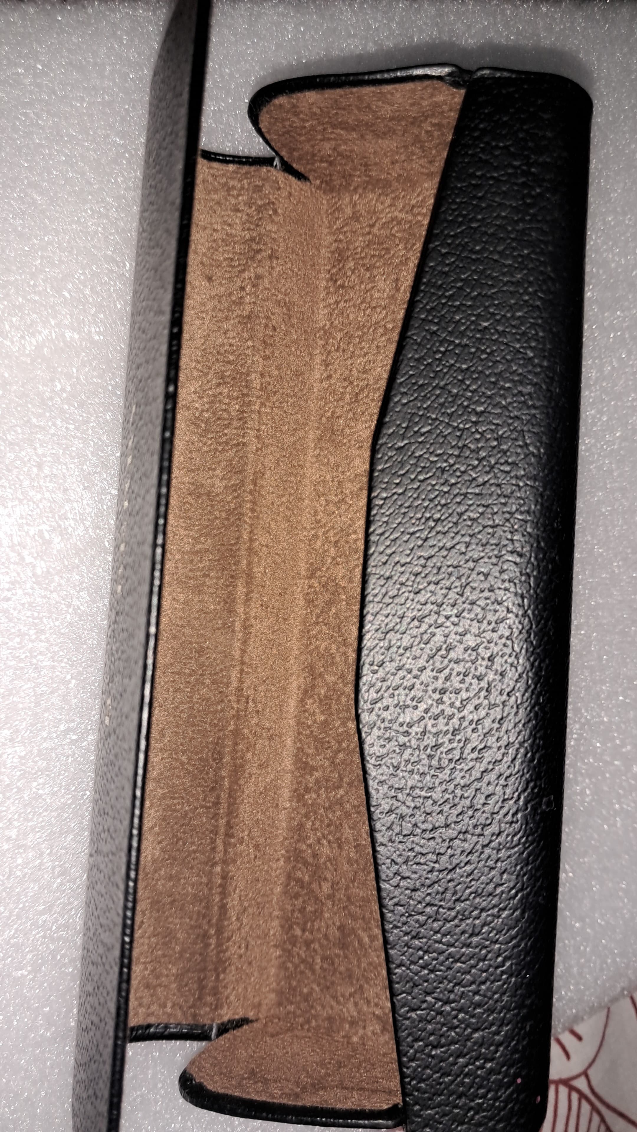 Burberry leather  specs case ( no specs) — pre-loved Accessories on Slayyitt