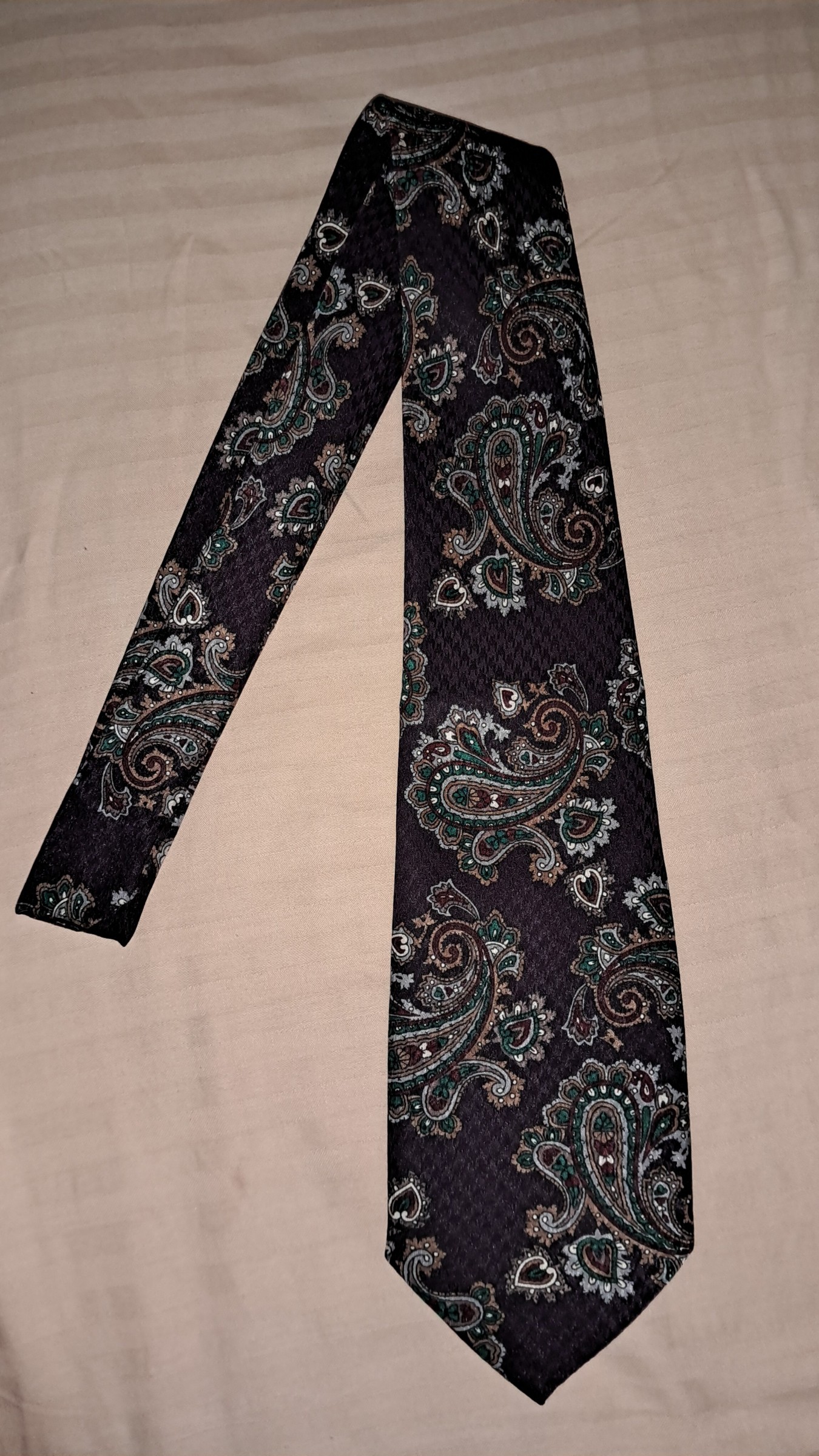 Maroon pattern necktie — pre-loved Accessories on Slayyitt