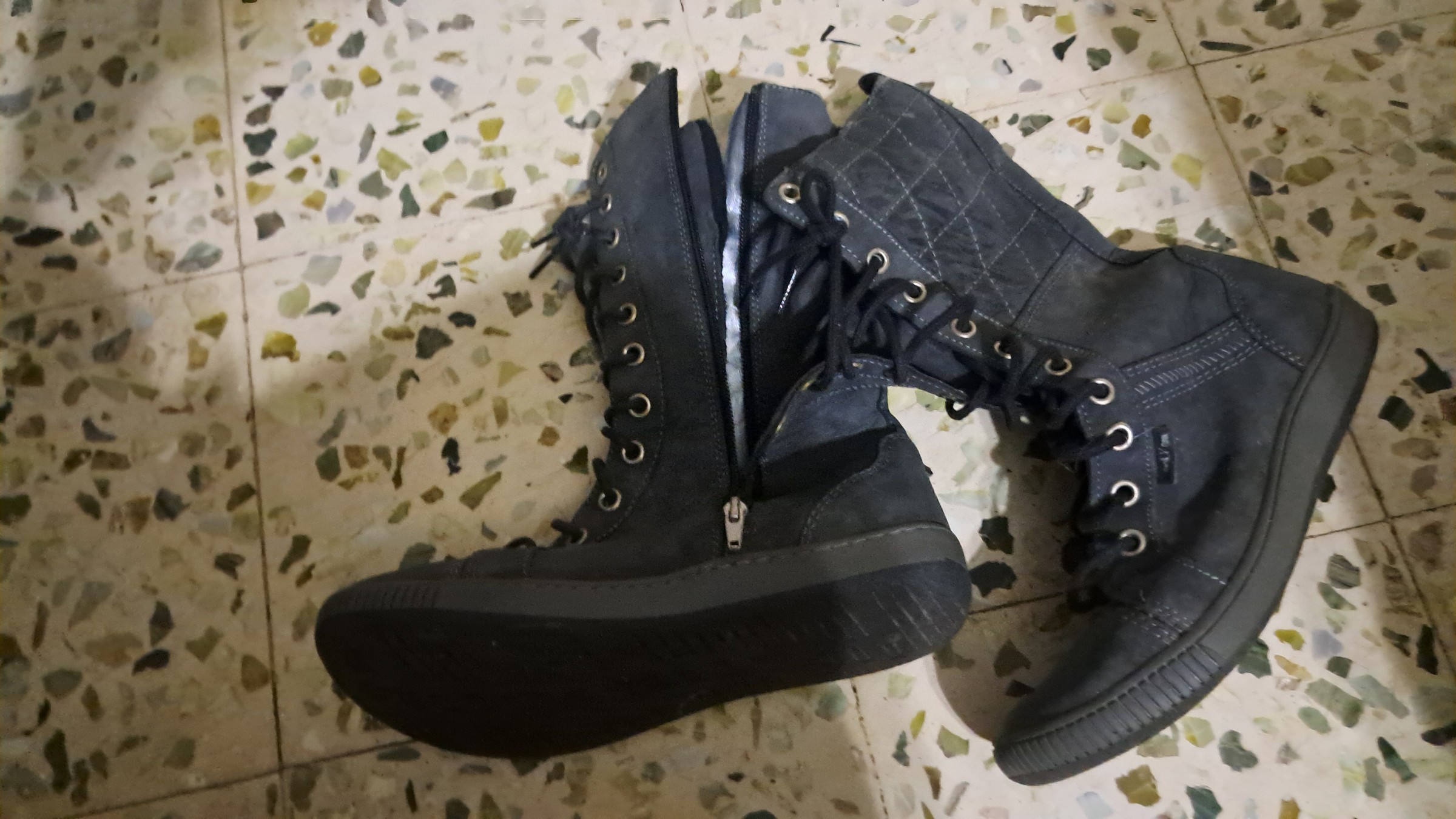 Clarks Grey boots — pre-loved Footwear on Slayyitt