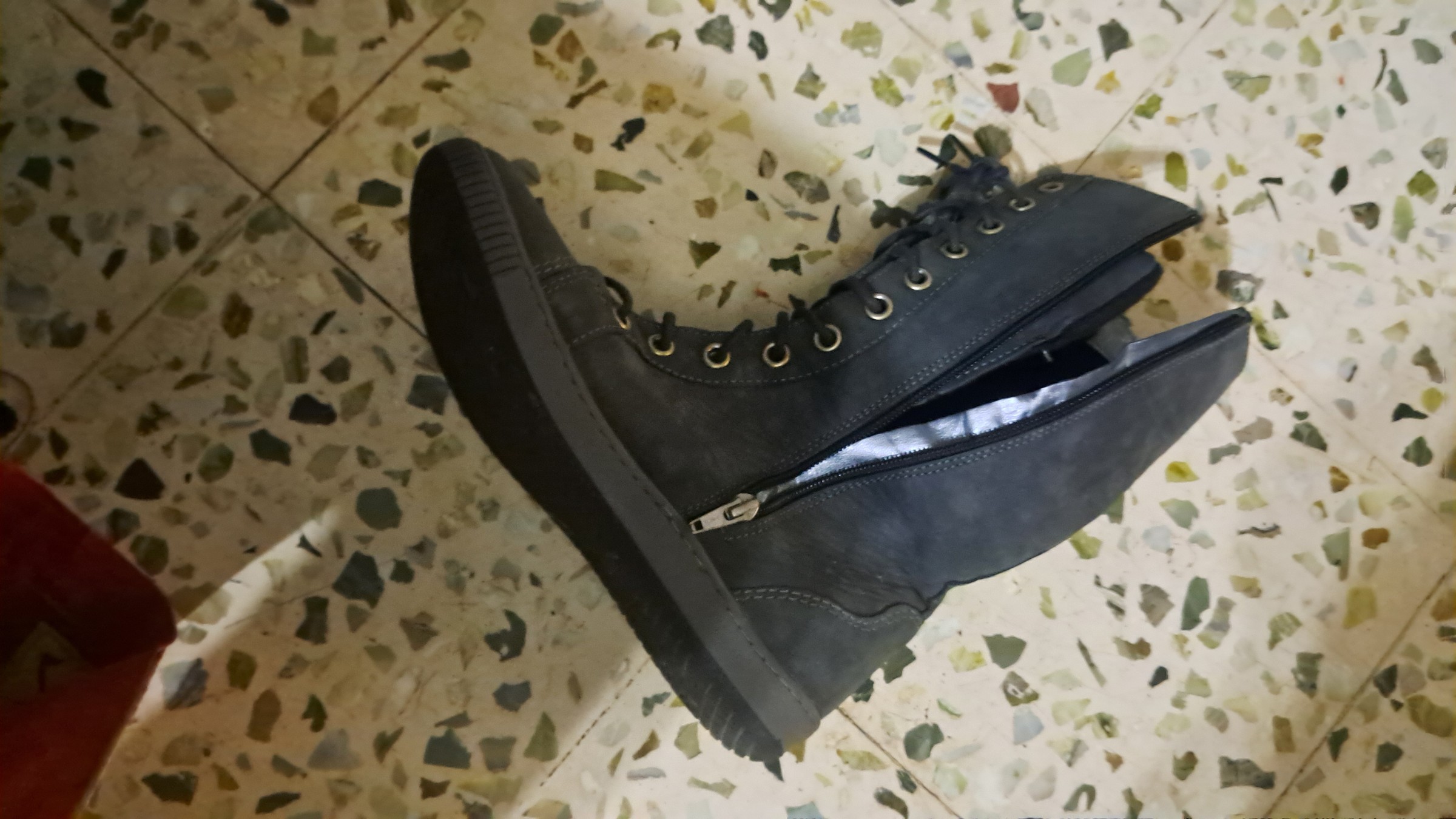 Clarks Grey boots — pre-loved Footwear on Slayyitt
