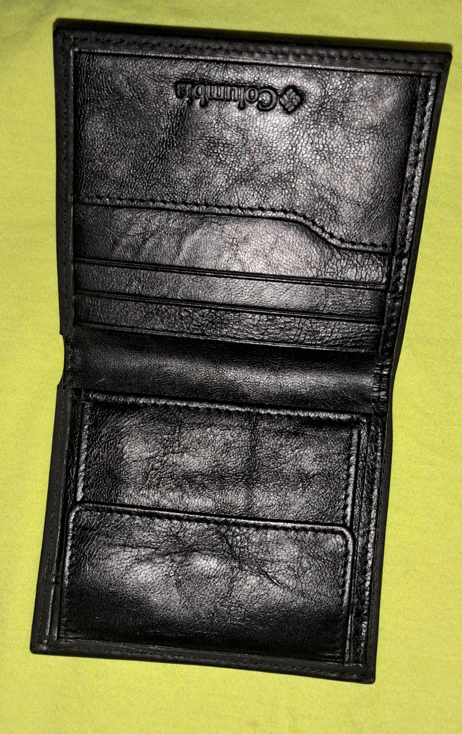 New Columbia soft leather wallet — pre-loved Accessories on Slayyitt