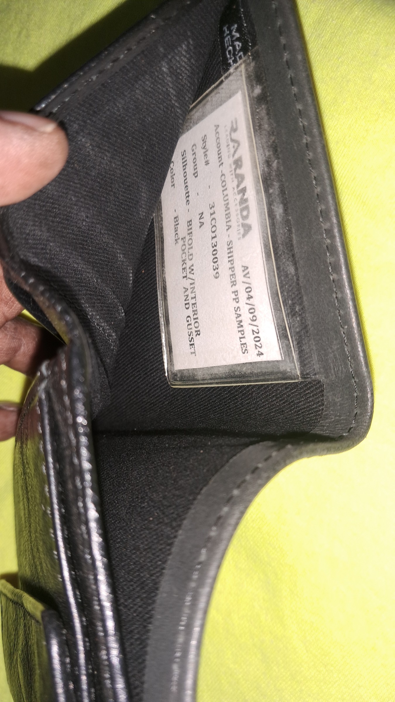 New Columbia soft leather wallet — pre-loved Accessories on Slayyitt