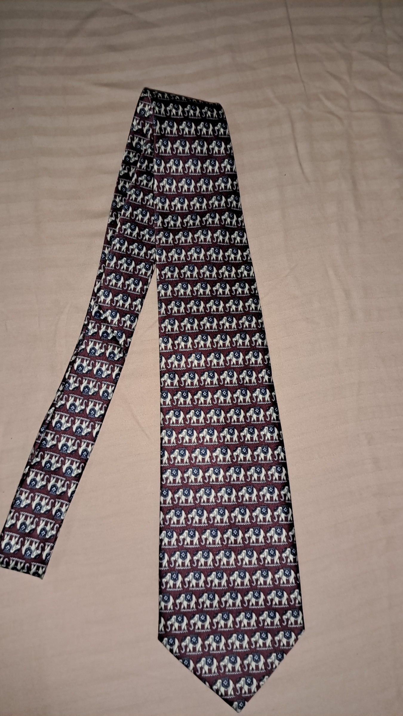 Red and blue elephant print silk tie — pre-loved Accessories on Slayyitt