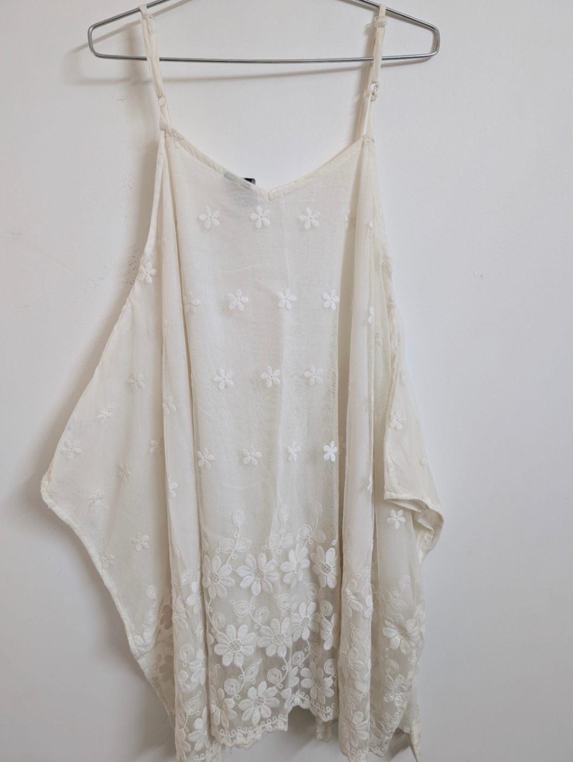 White Floral Embroidered Top — pre-loved Tops on Slayyitt