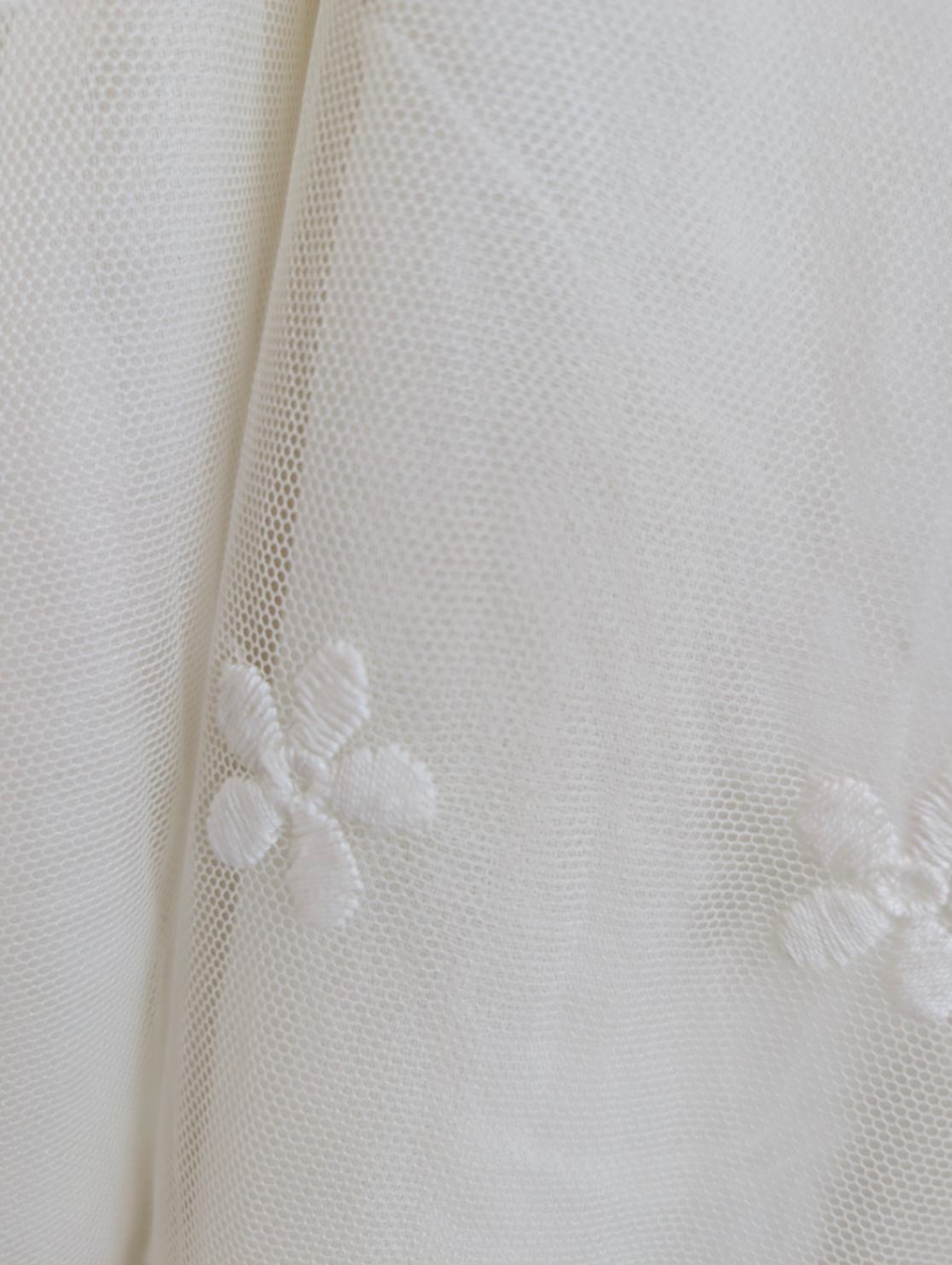 White Floral Embroidered Top — pre-loved Tops on Slayyitt