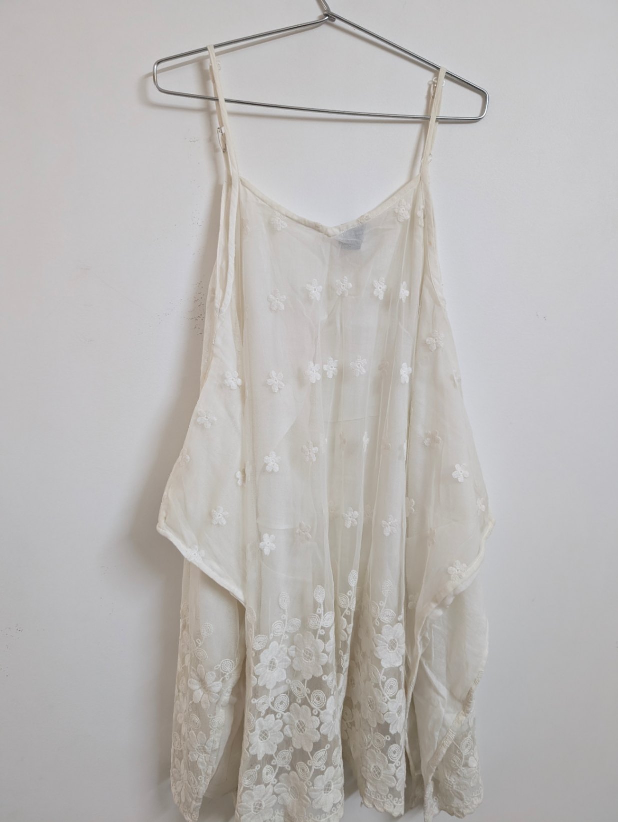 White Floral Embroidered Top — pre-loved Tops on Slayyitt