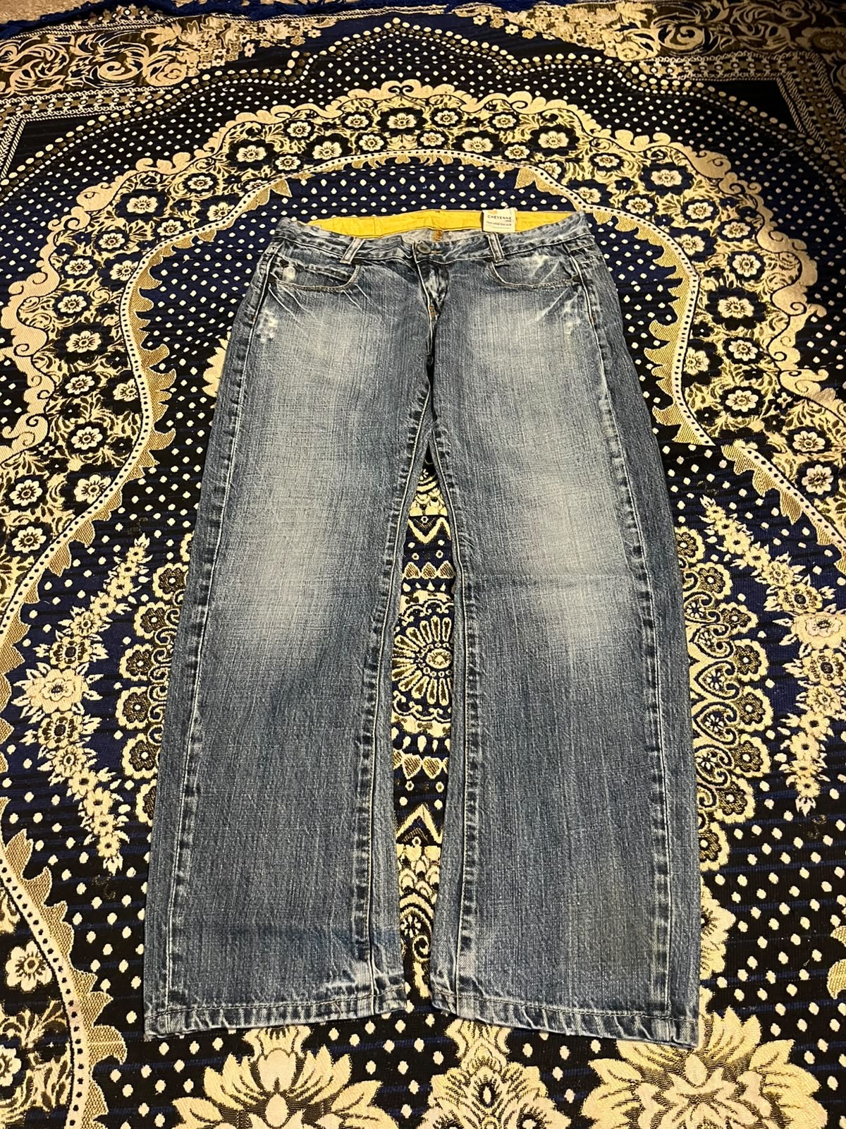 Straight bootcut jeans — pre-loved Bottoms on Slayyitt