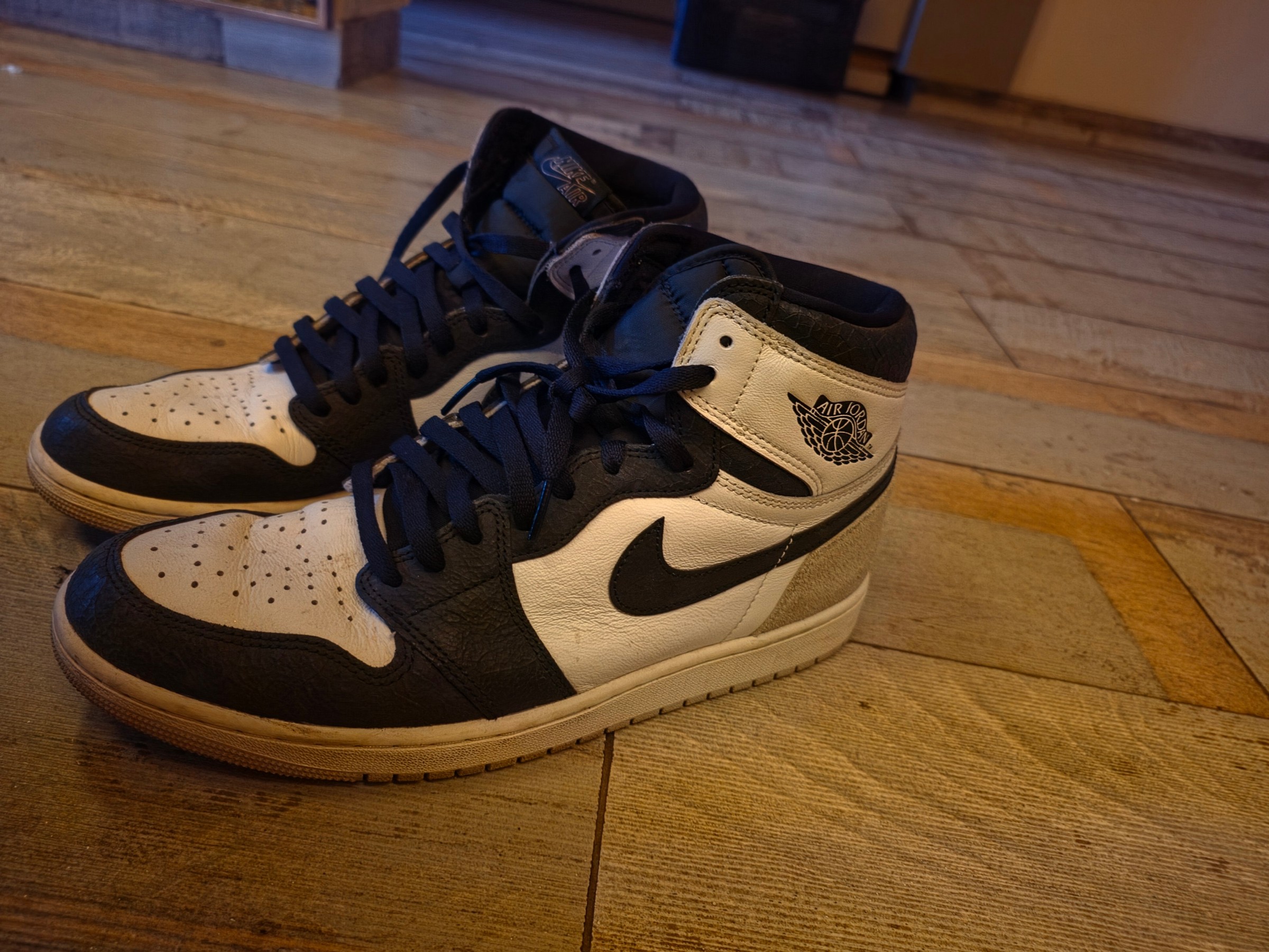 Nike Air Jordan 1 Retro High OG "Black/White" — pre-loved Footwear on Slayyitt