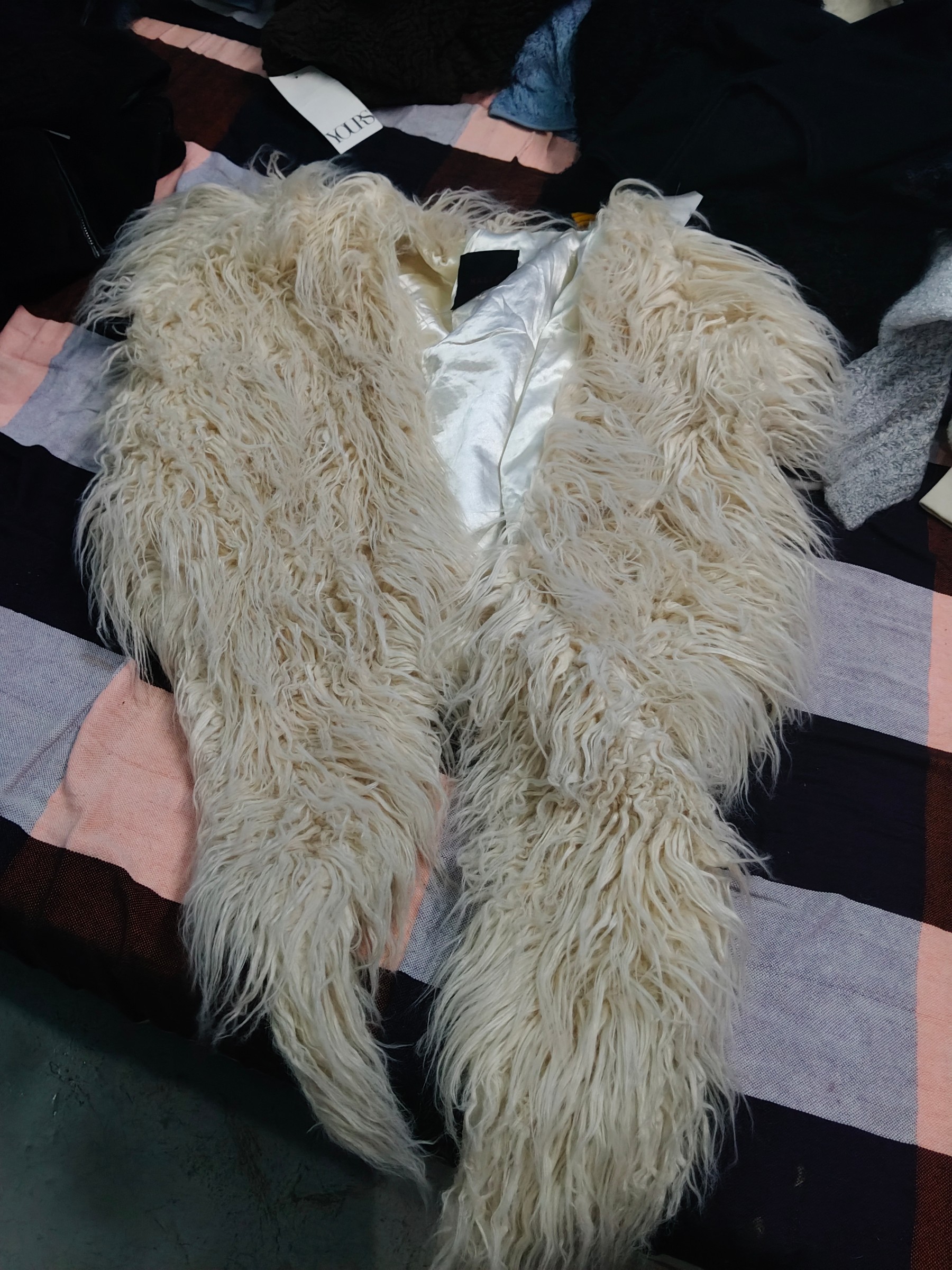 Faux Fur Shaggy Jacket ya Fuzzy Cropped Jacket — pre-loved Seasonal Categories on Slayyitt