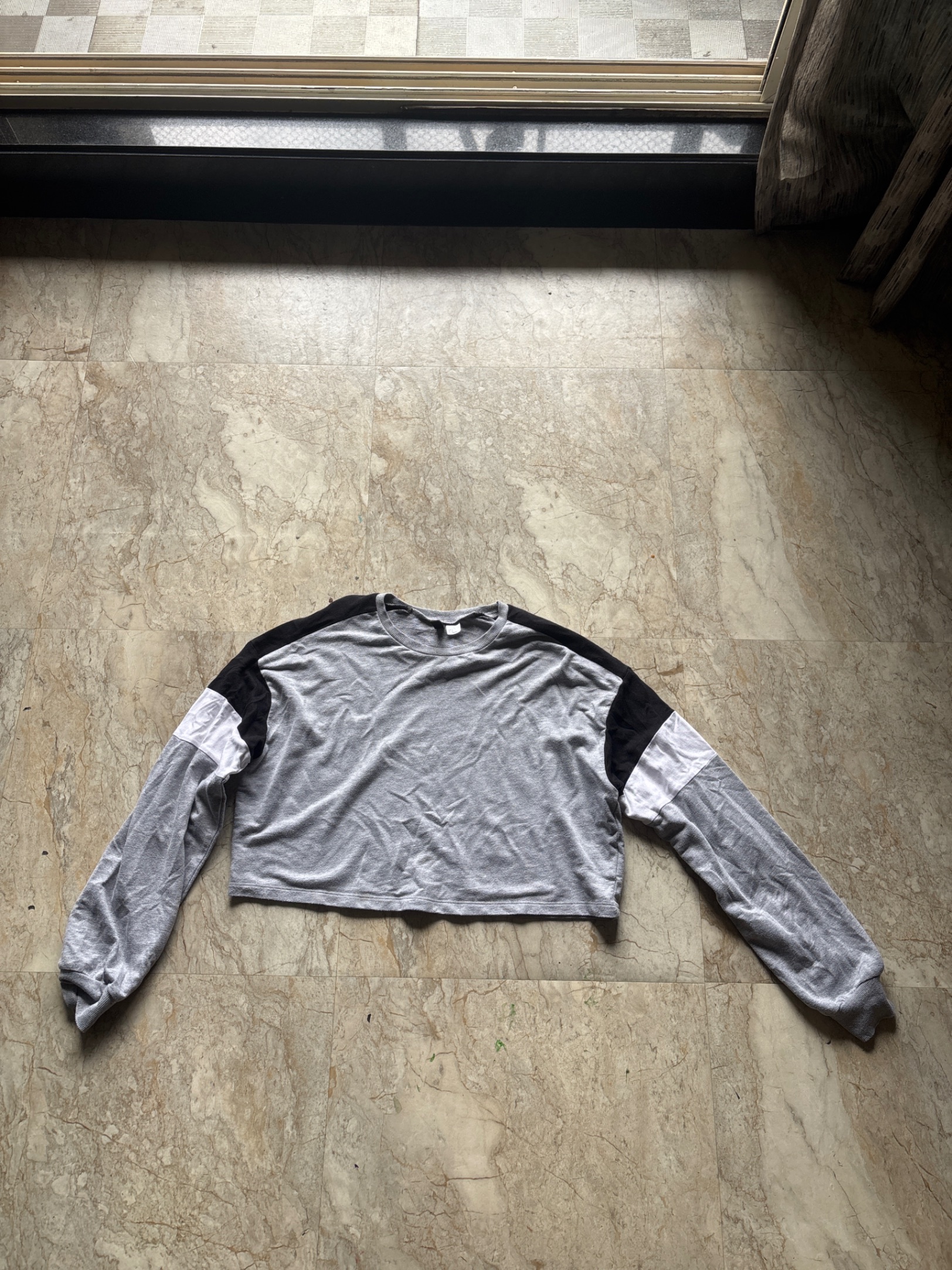 Cropped full sleeves loose pull over — pre-loved Tops on Slayyitt