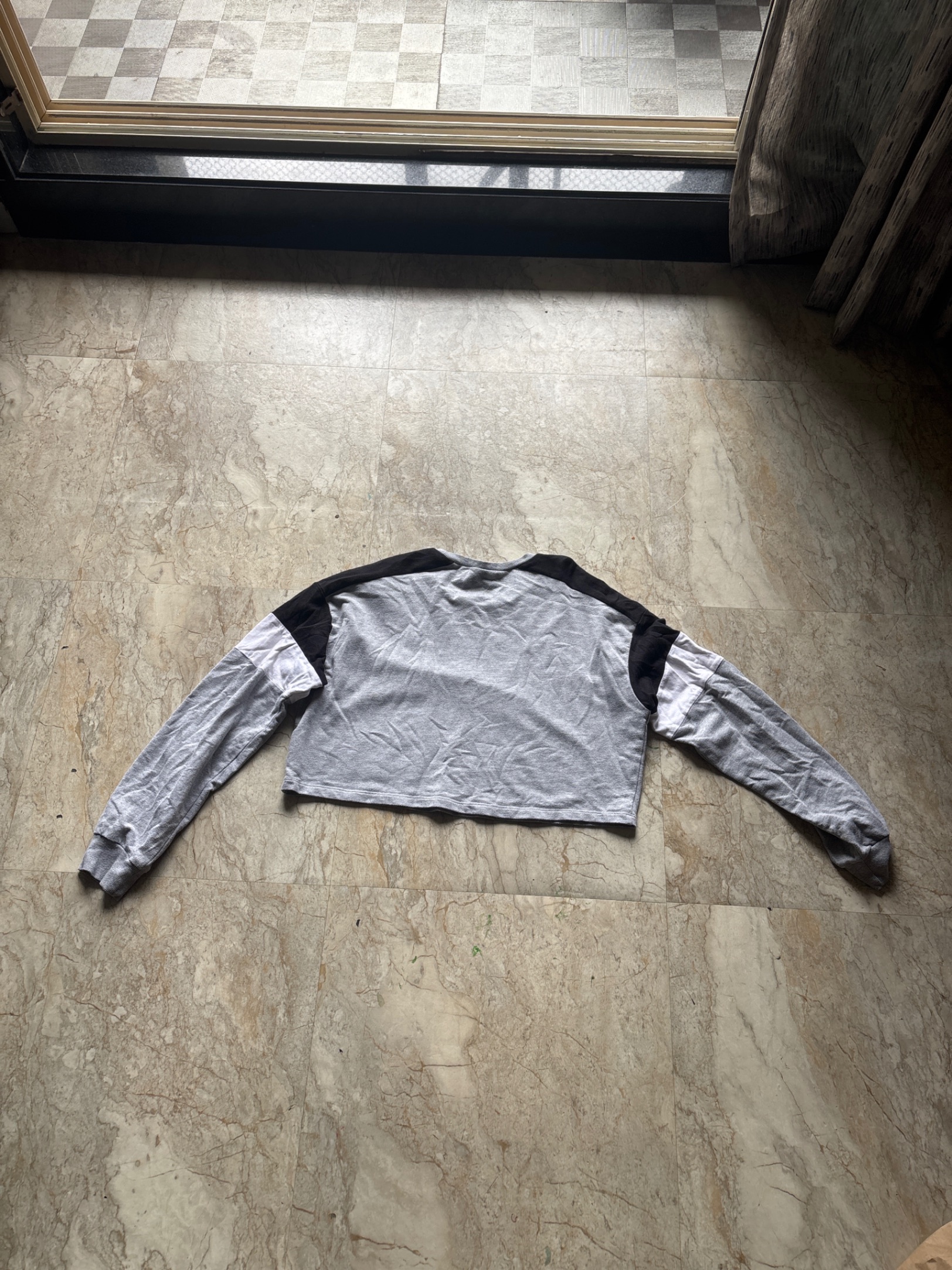Cropped full sleeves loose pull over — pre-loved Tops on Slayyitt