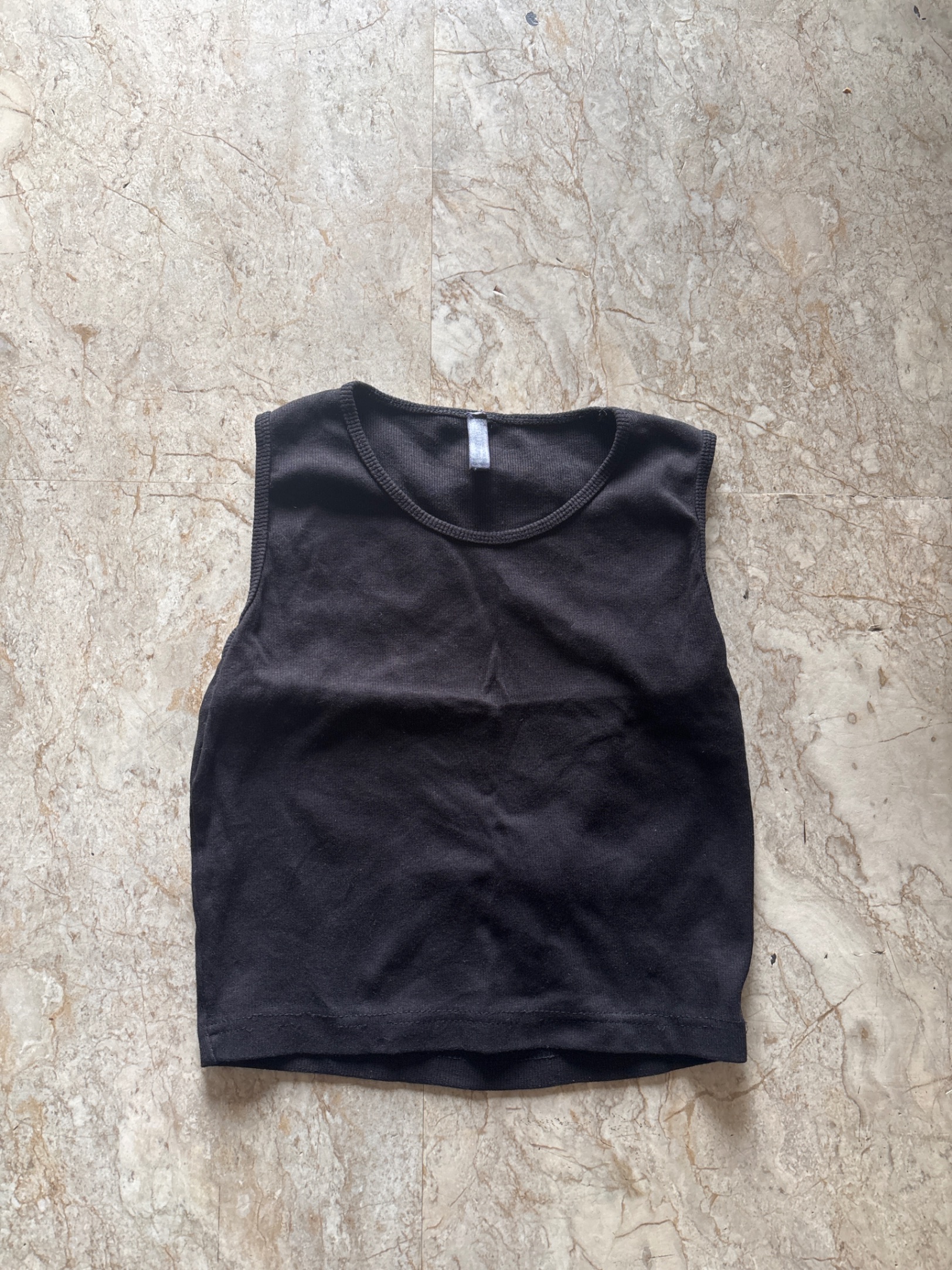Ribbed black sleeveless cropped top — pre-loved Tops on Slayyitt
