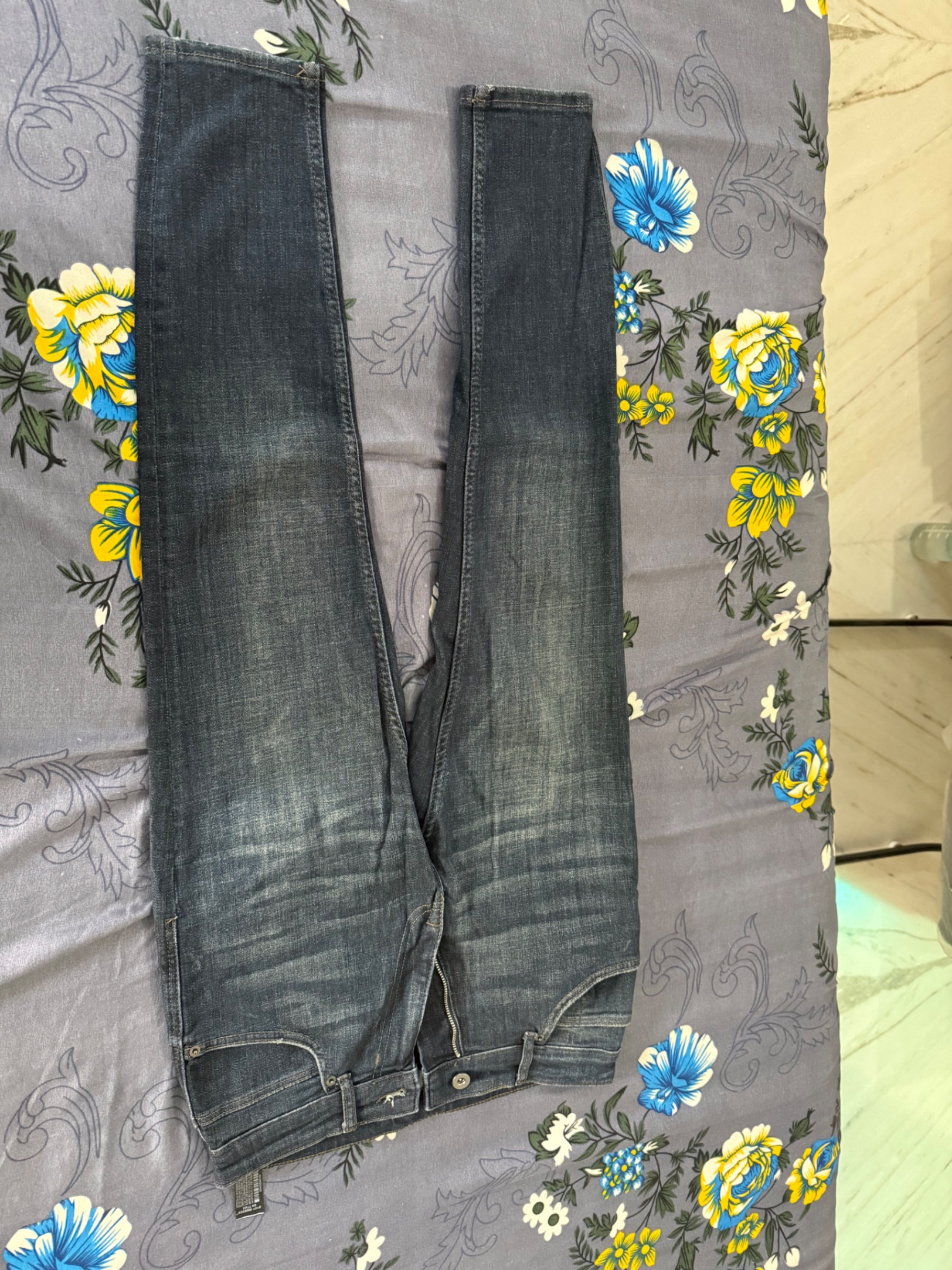 Blue skinny fit jeans — pre-loved Bottoms on Slayyitt
