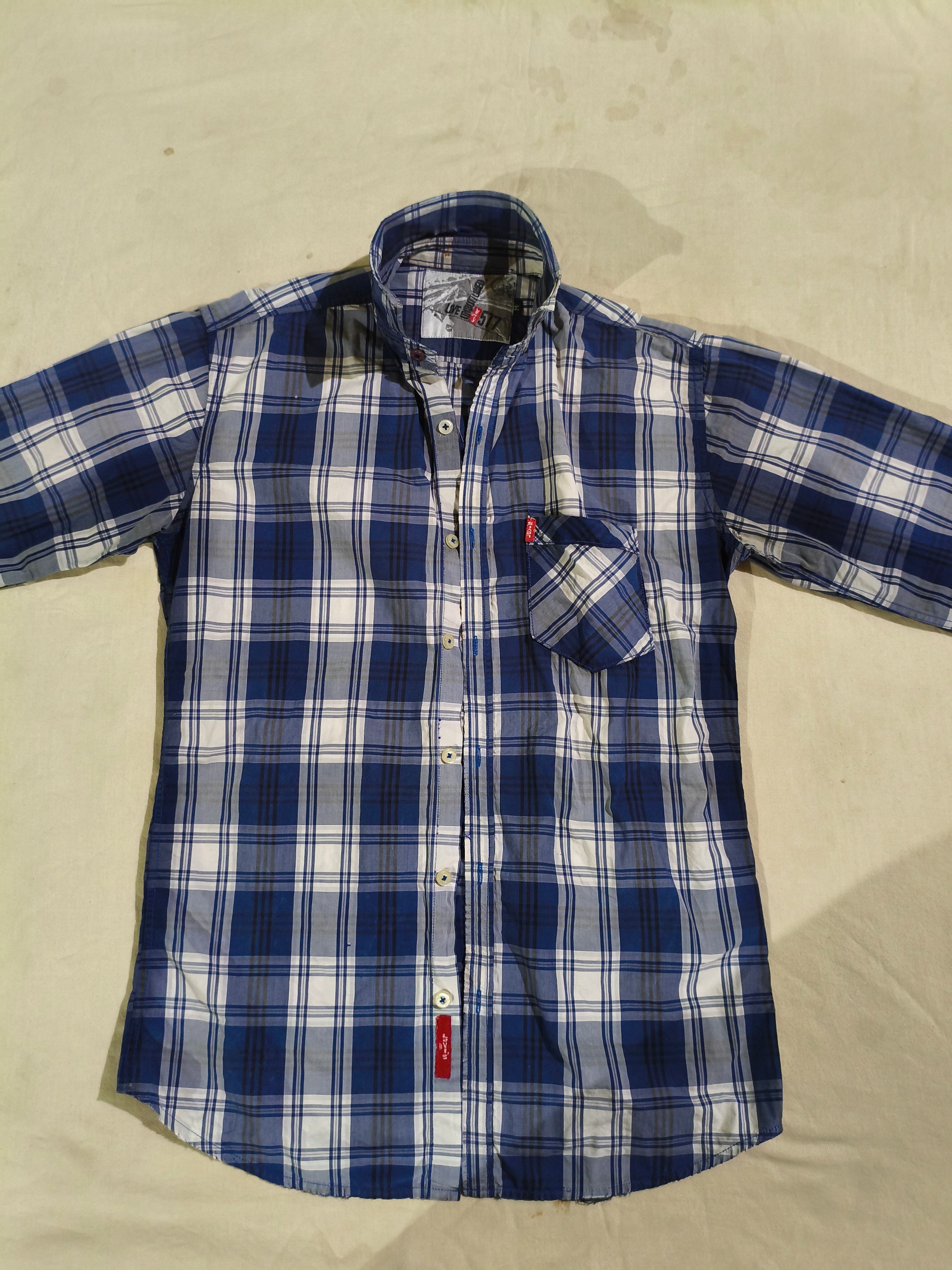 “Levi’s Men’s Blue & White Checked Full Sleeve vintage Shirt — pre-loved Tops on Slayyitt