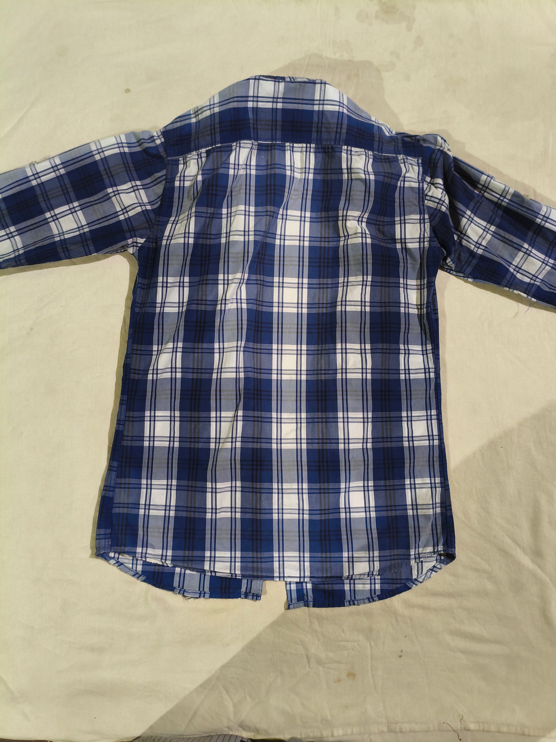 “Levi’s Men’s Blue & White Checked Full Sleeve vintage Shirt — pre-loved Tops on Slayyitt