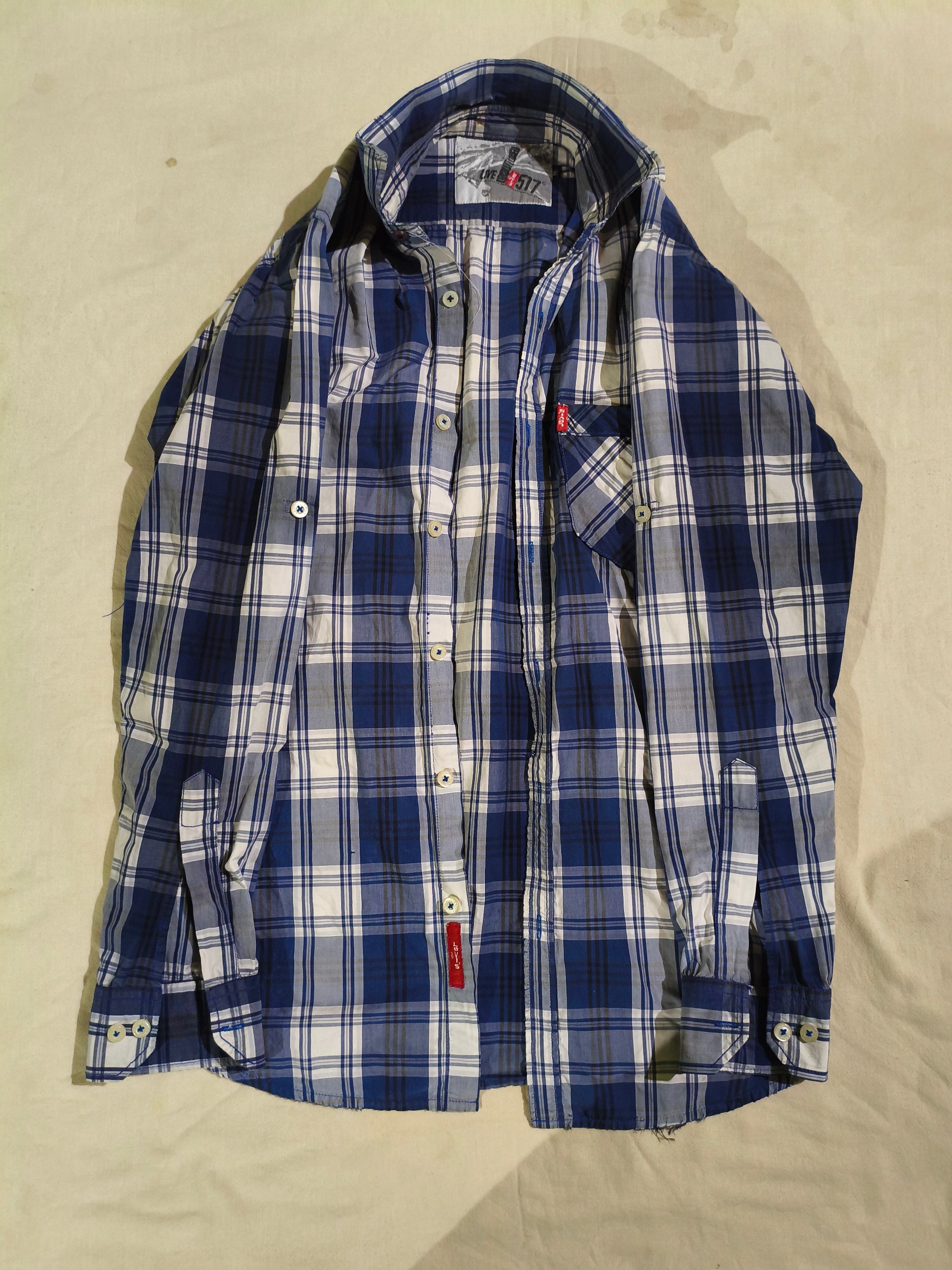 “Levi’s Men’s Blue & White Checked Full Sleeve vintage Shirt — pre-loved Tops on Slayyitt