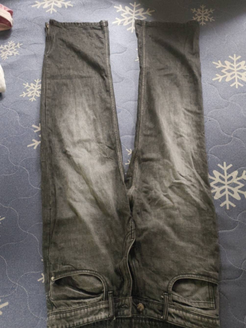 Black shaded baggy jeans, -size 34 — pre-loved Bottoms on Slayyitt