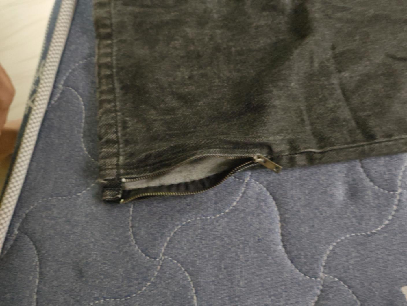 Black shaded baggy jeans, -size 34 — pre-loved Bottoms on Slayyitt