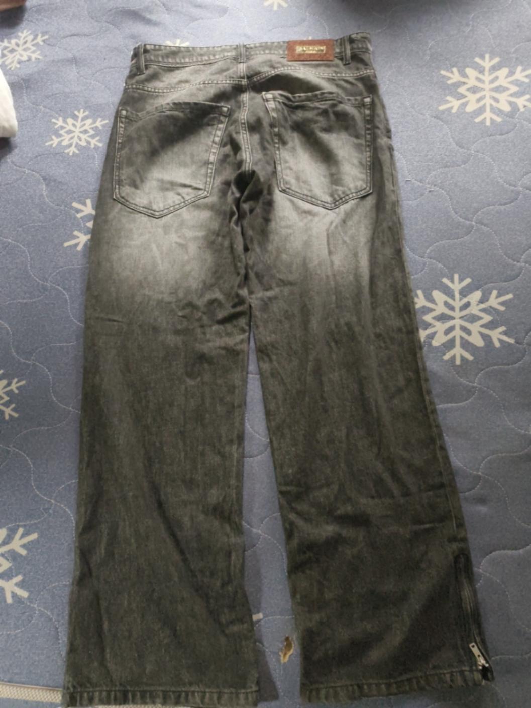 Black shaded baggy jeans, -size 34 — pre-loved Bottoms on Slayyitt