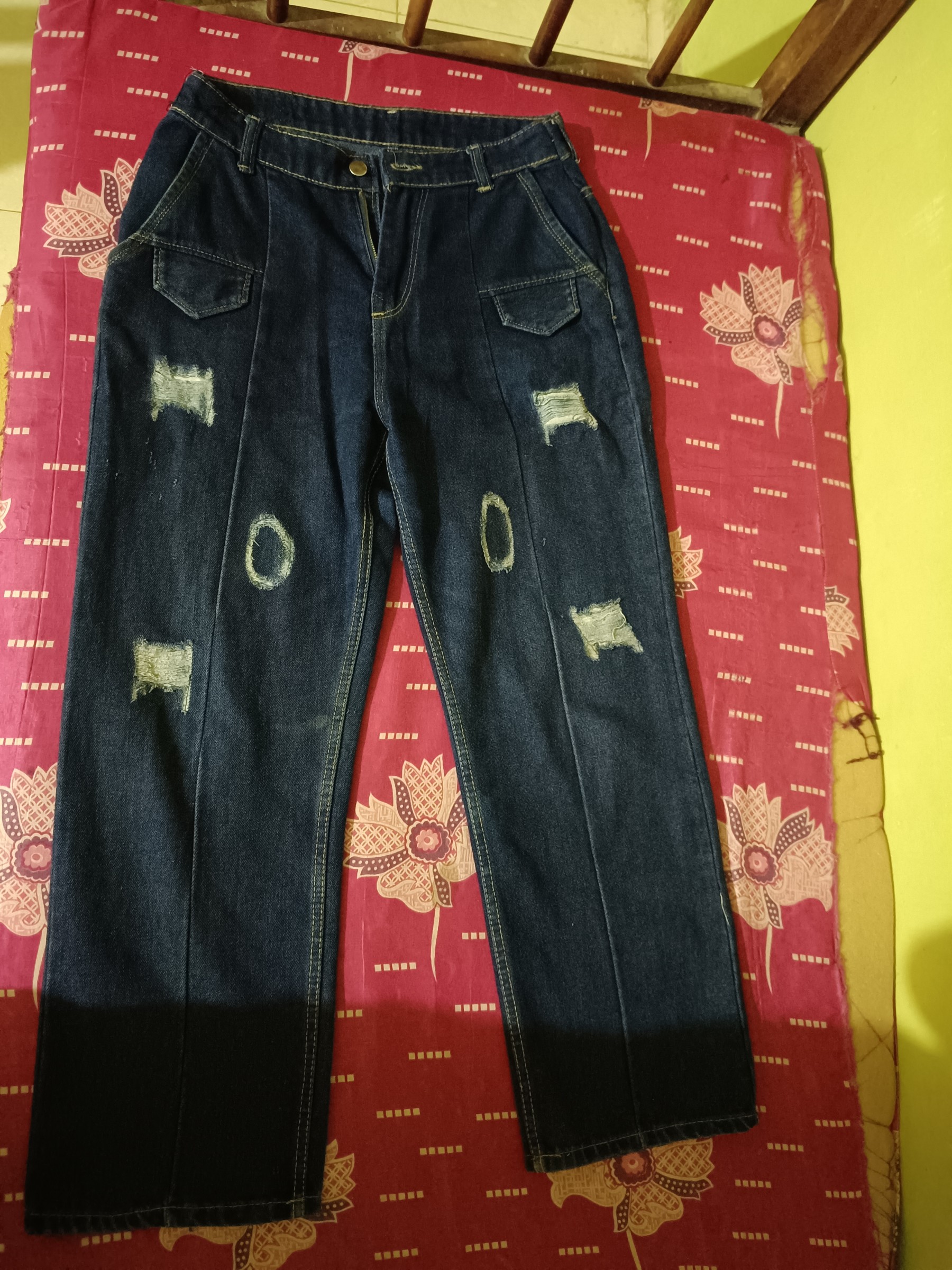 Dark blue denim scratch jeans — pre-loved Bottoms on Slayyitt